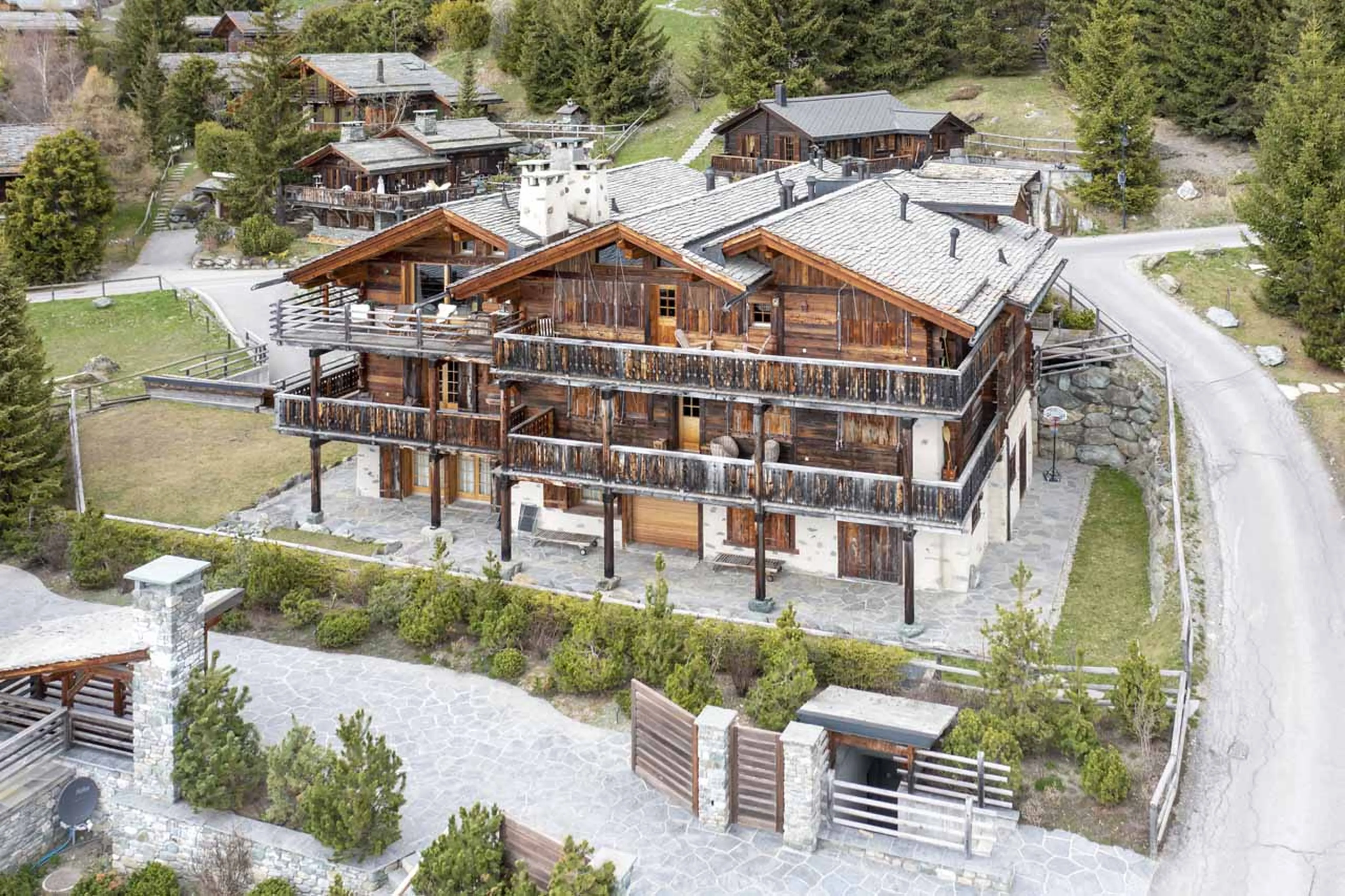 Exterior of Apartment Breithorn in Verbier in summer