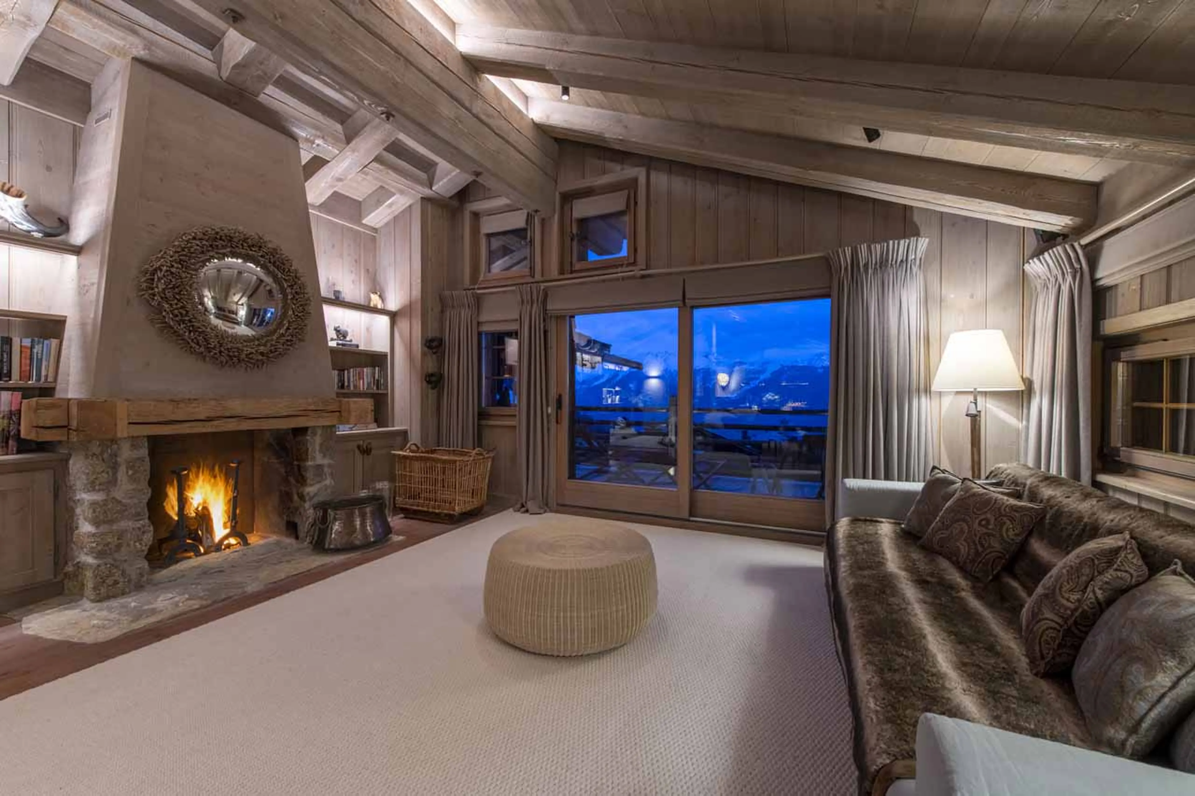 Living room with access to balcony at Apartment Breithorn in Verbier