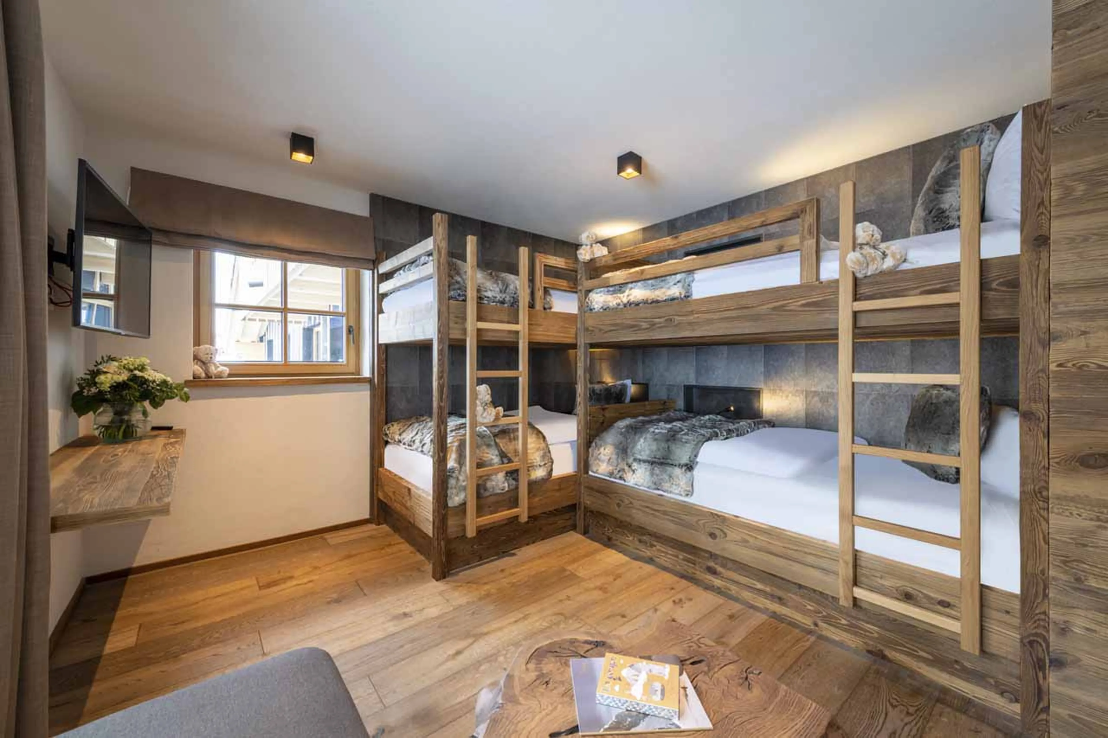 Adult-sized bunk beds at Apartment Brunnenhof 11 in Lech