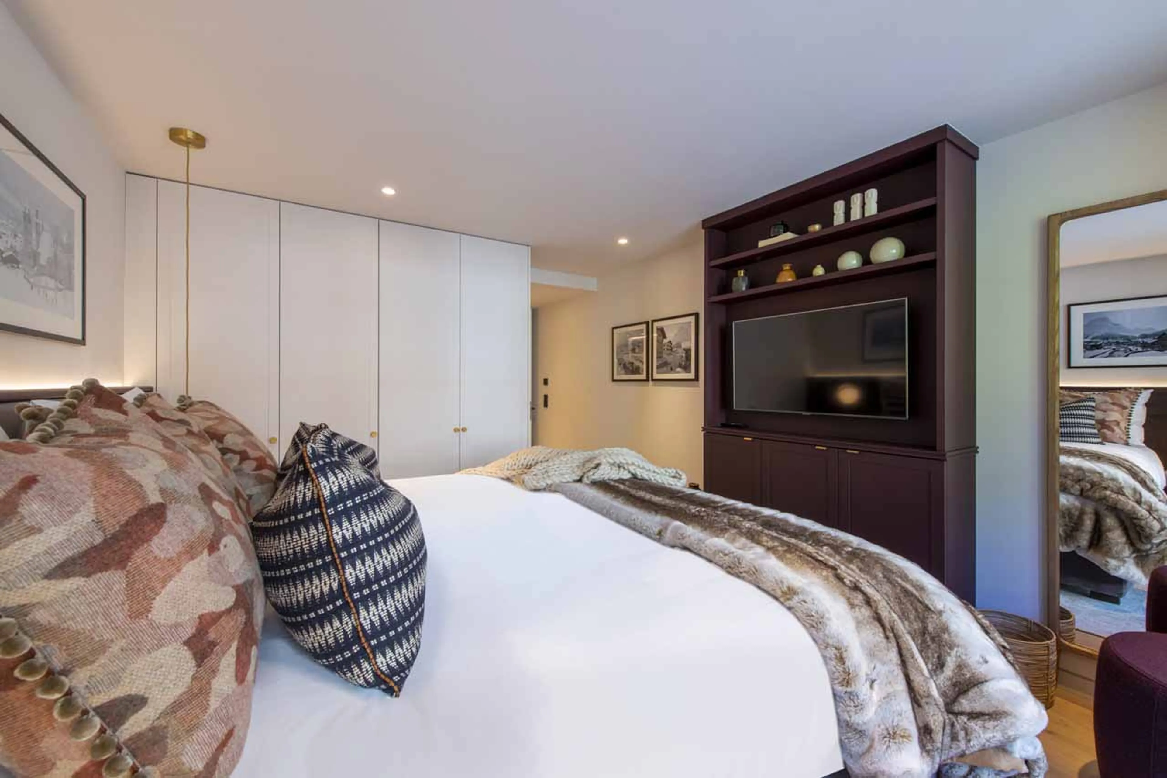 TV in bedroom at Apartment Brunnenhof 12 in Lech