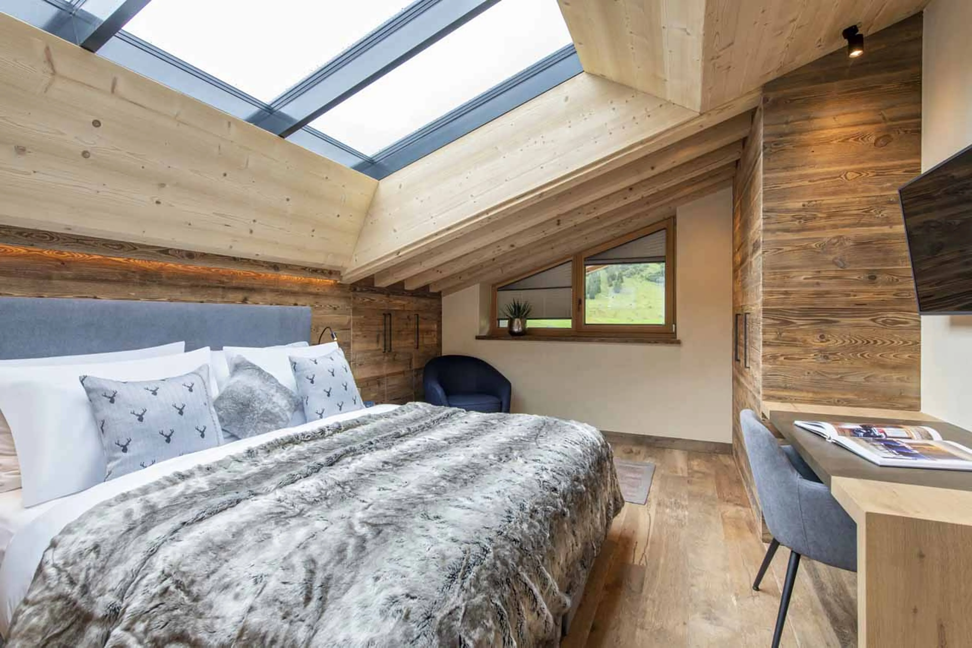 Bedroom one desk & TV at Apartment Brunnenhof 13 in Lech