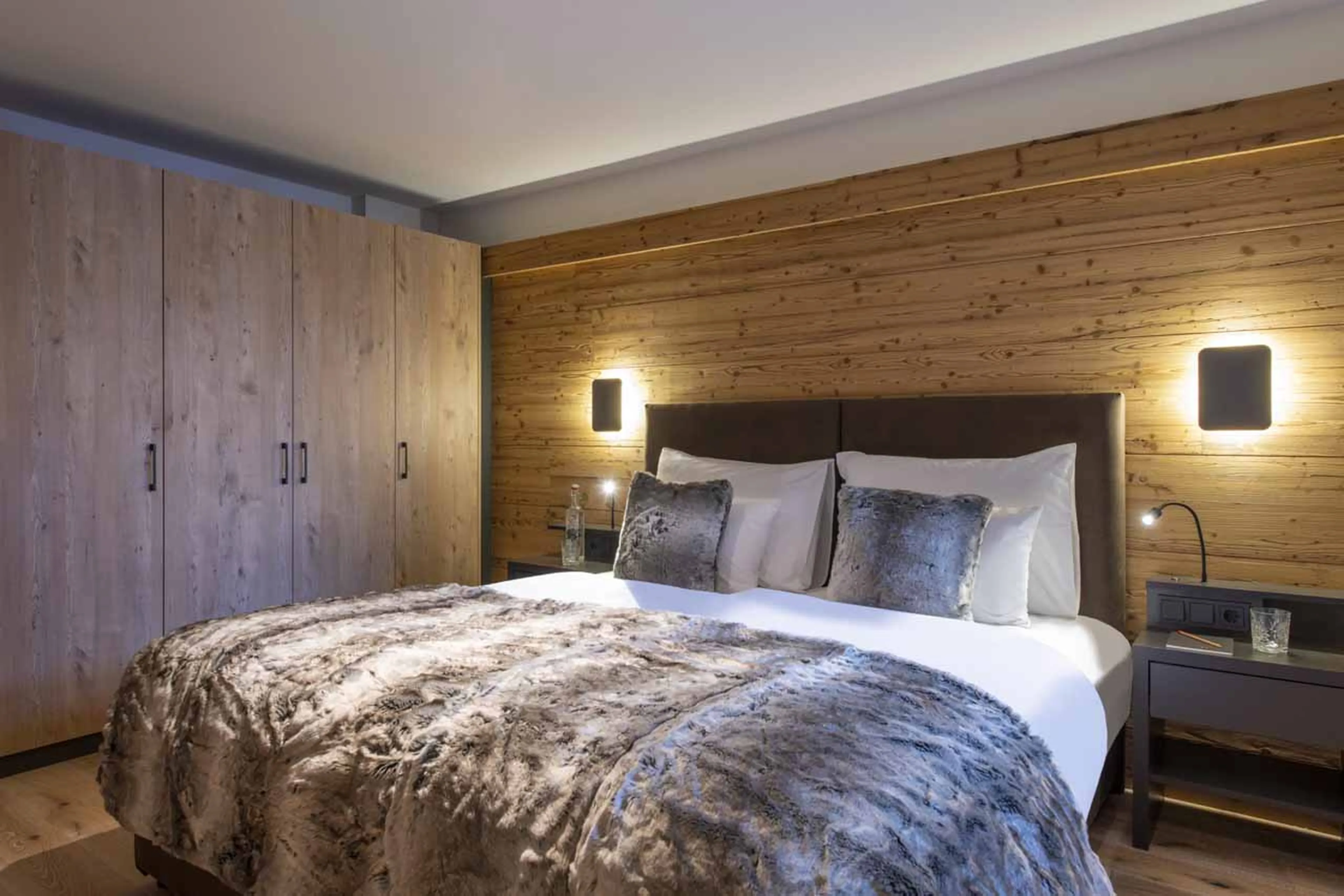 Plenty of storage in bedroom at Apartment Brunnenhof 3 in Lech