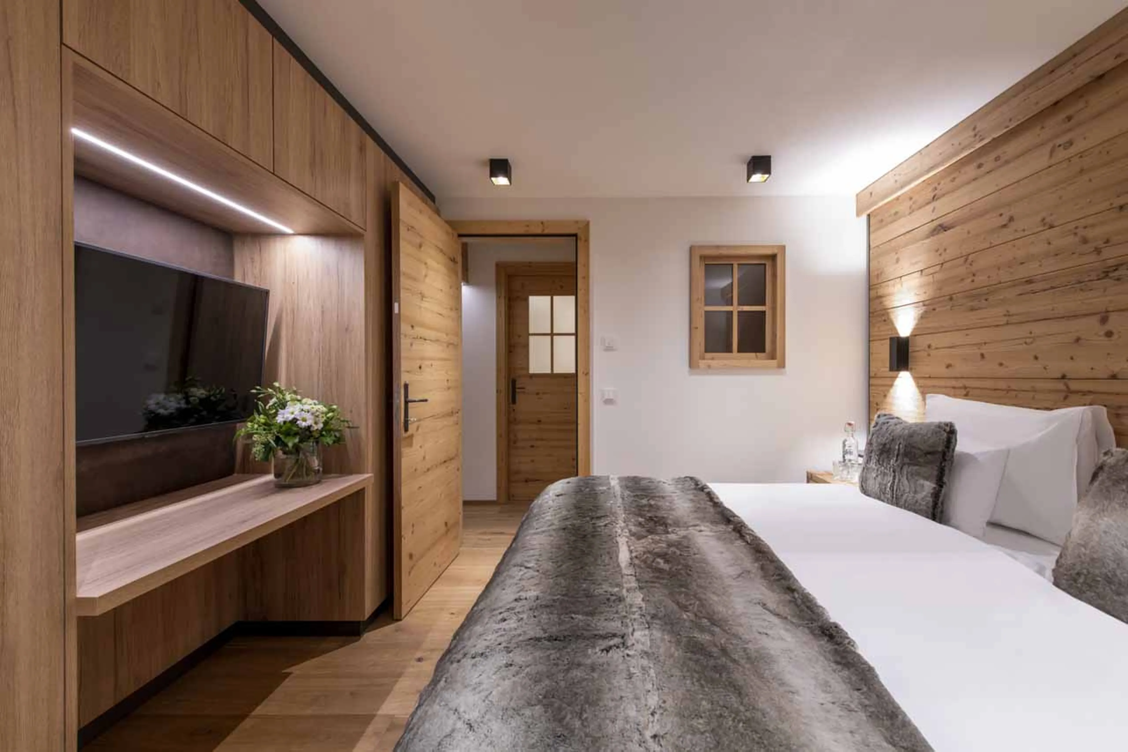 Bedroom two with TV at Apartment Brunnenhof in Lech