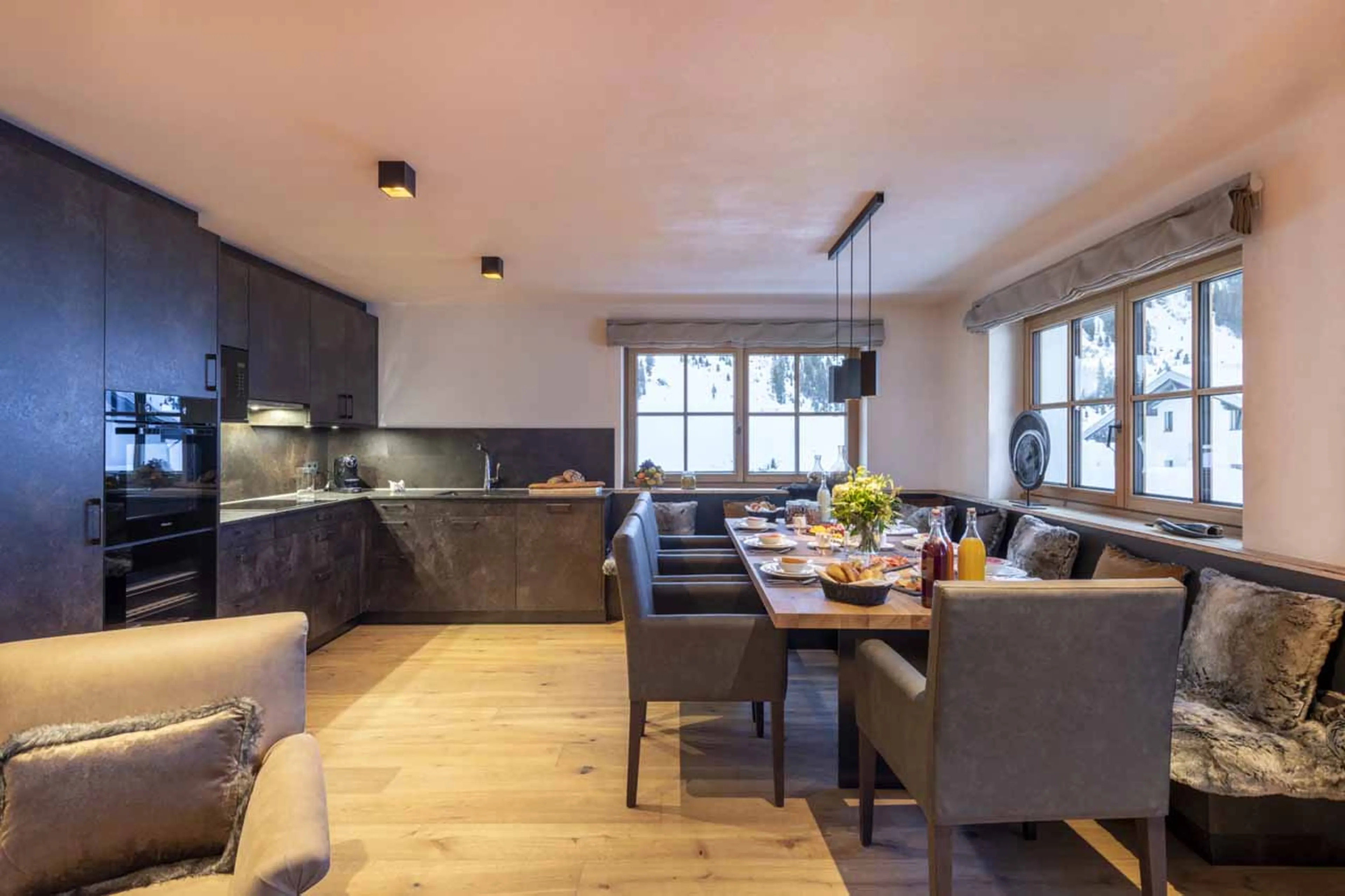 Dining area and kitchen at Apartment Brunnenhof in Lech
