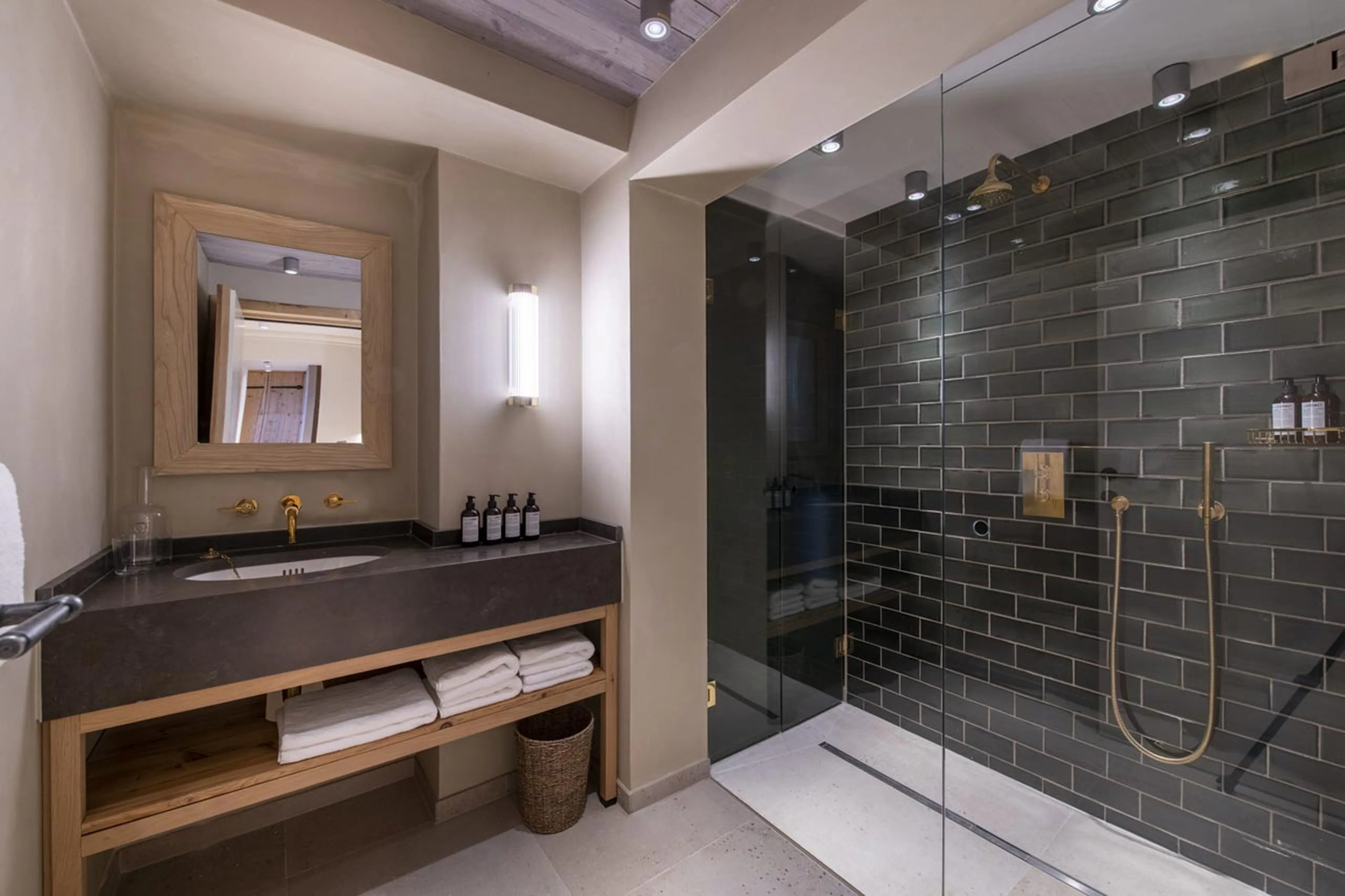 Adjacent shower room in Apartment Brunnenhof 8 in Lech