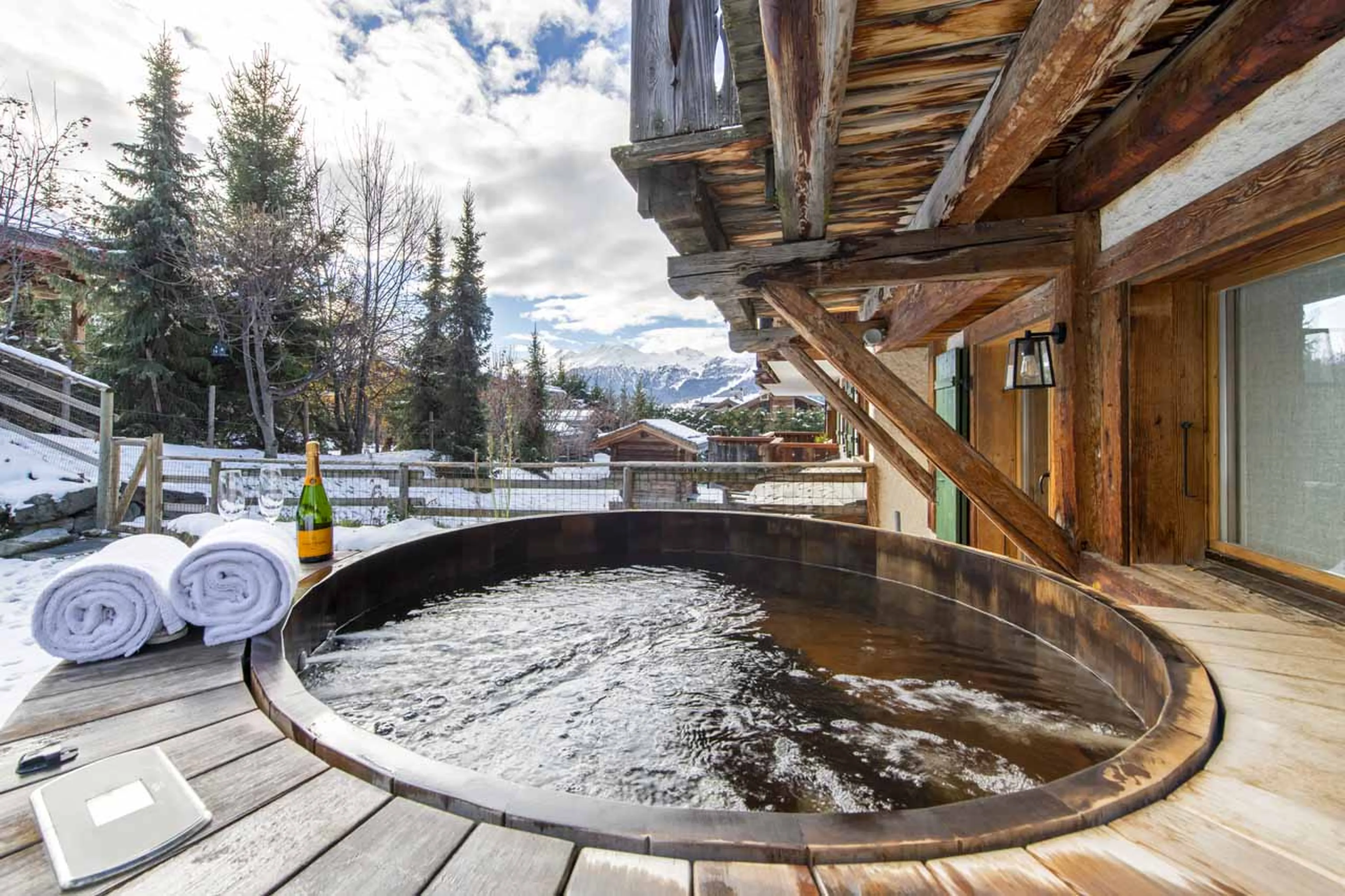 Hot tub at Apartment Cantarella in Verbier