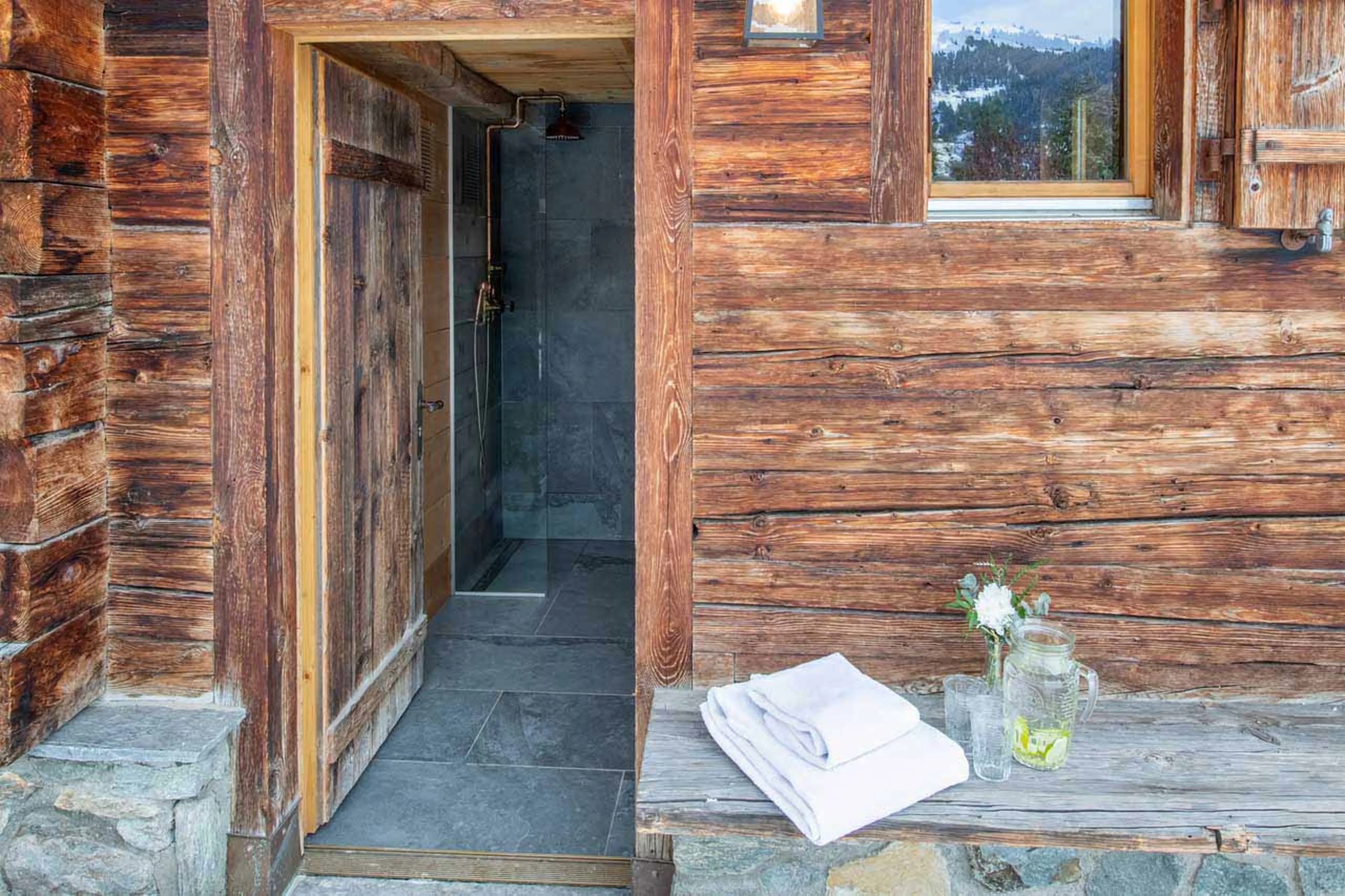 Adjoining shower at Apartment Cantarella in Verbier