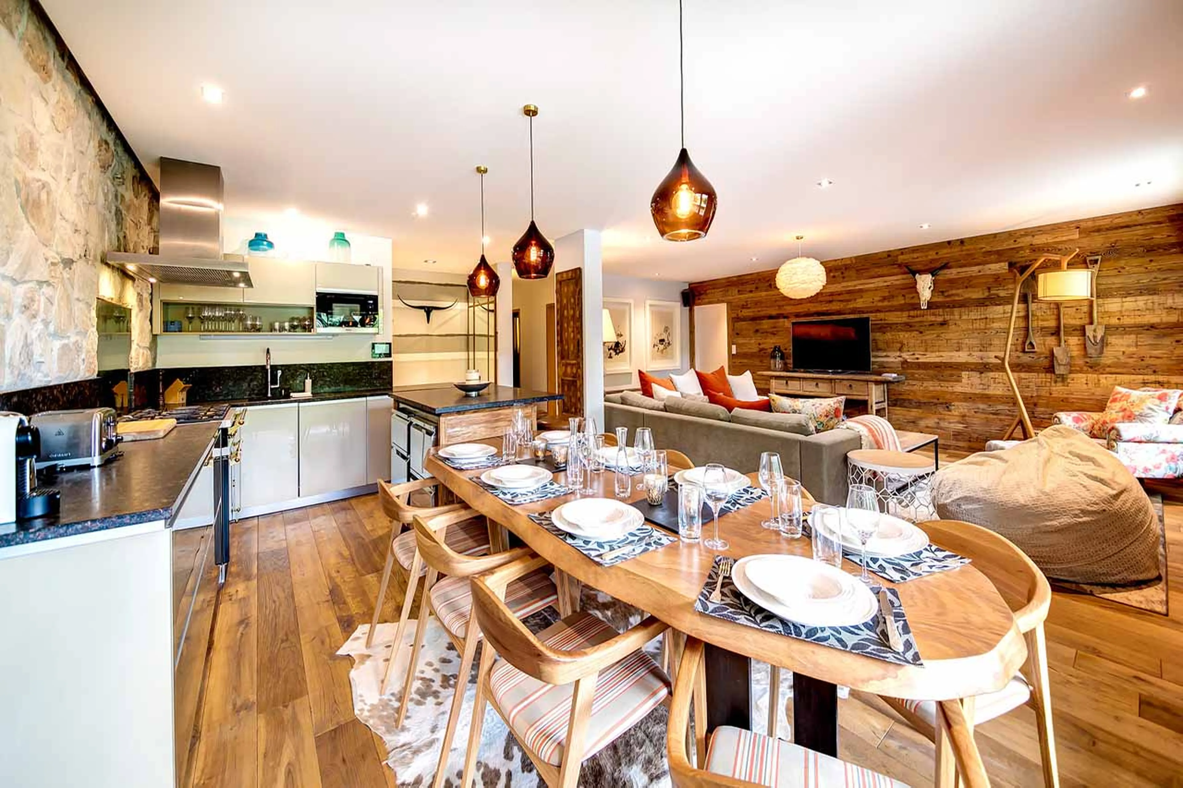 Dining table seating eight at Apartment Centrale in Verbier