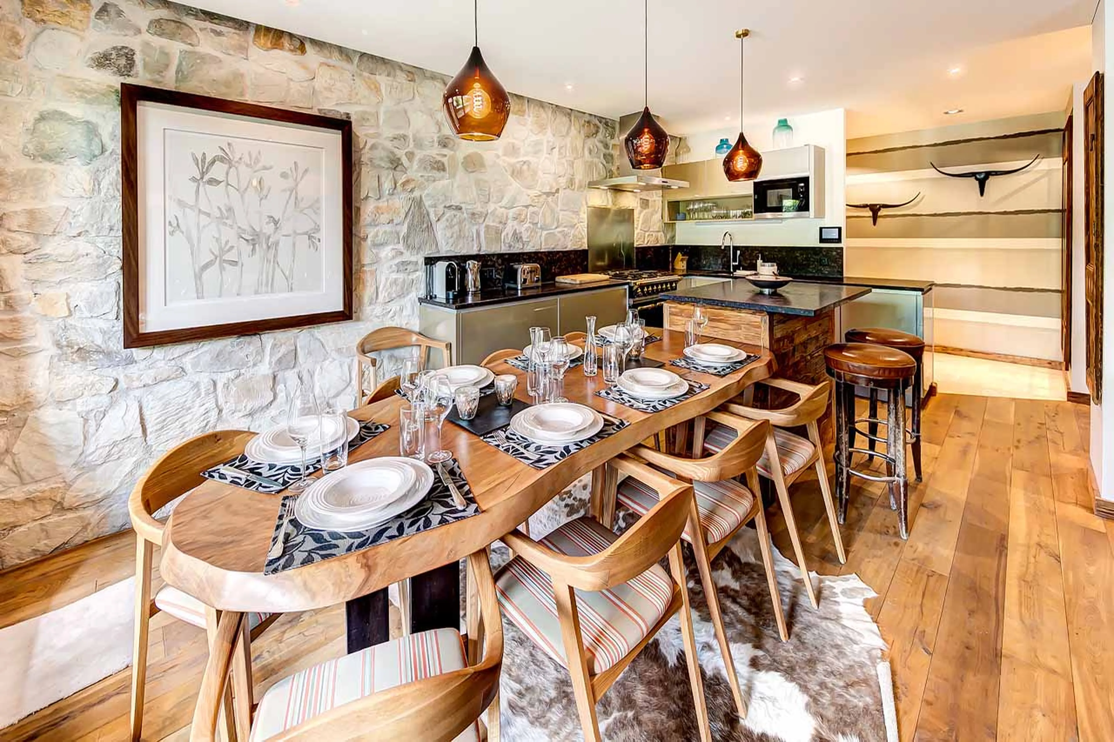 Dining table and kitchen at Apartment Centrale in Verbier