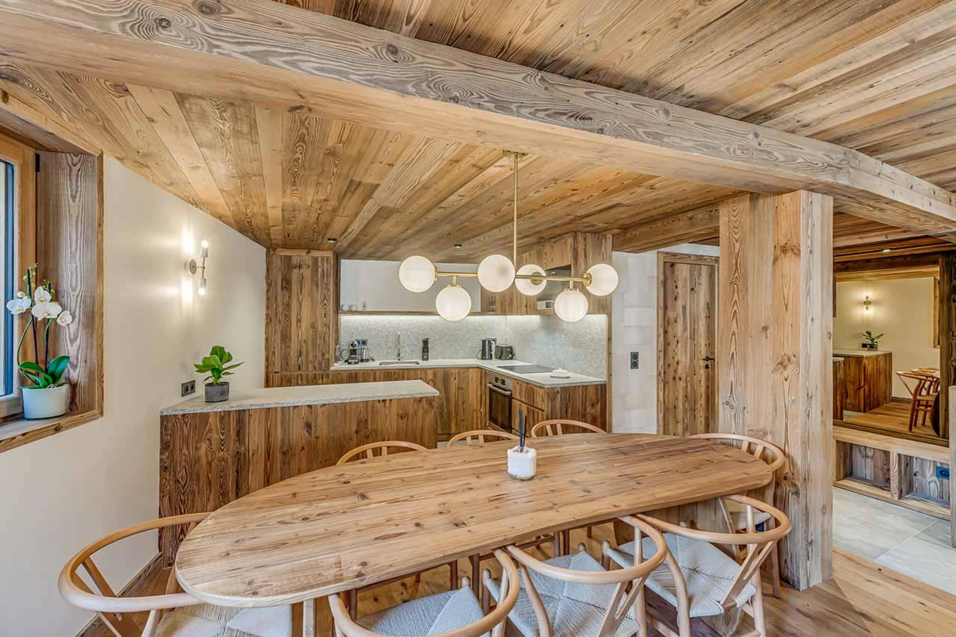 Dining table and kitchen in Apartment Ceres, Val d'Isere