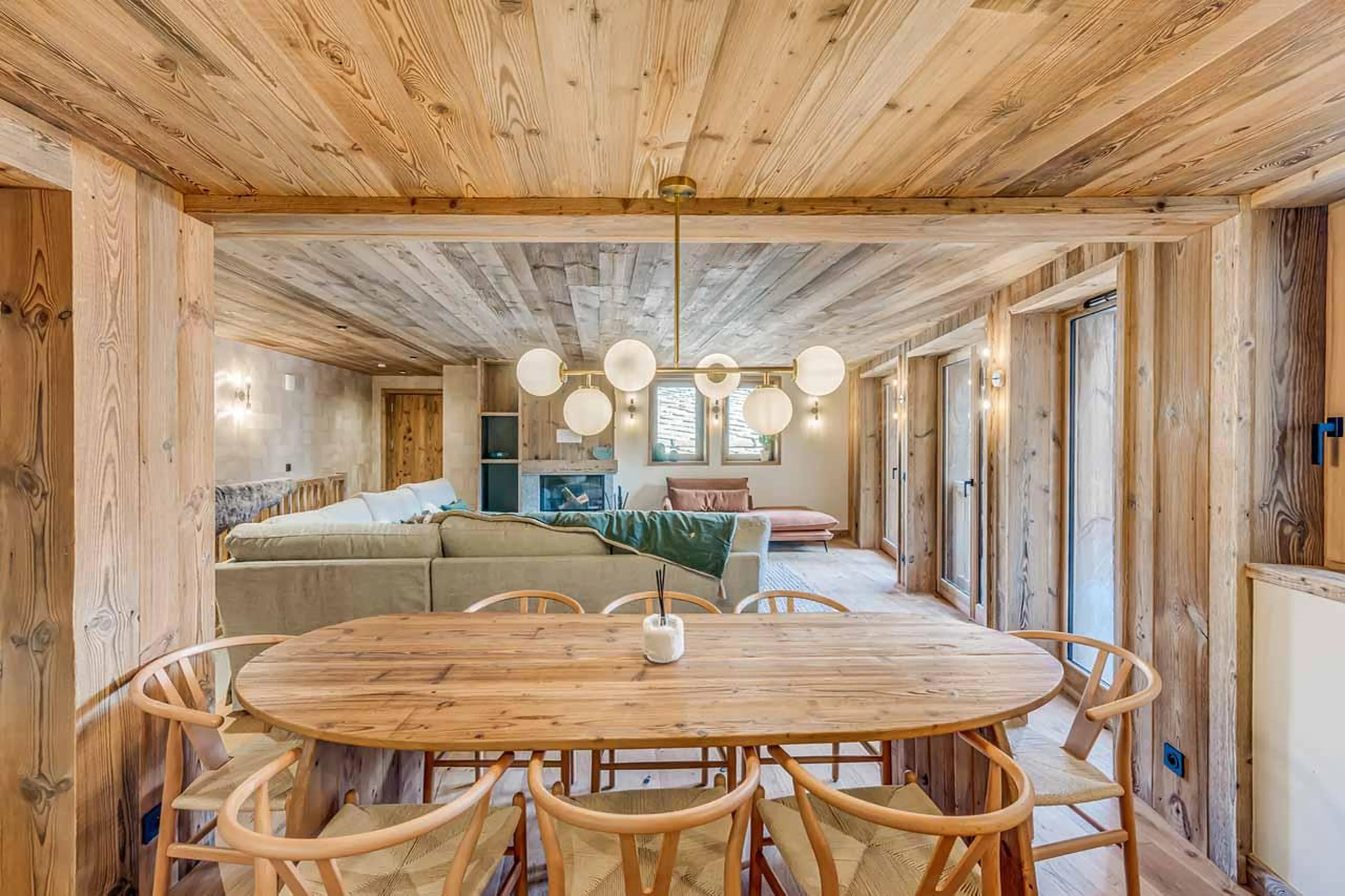 Dining table in open-plan living in Apartment Ceres, Val d'Isere
