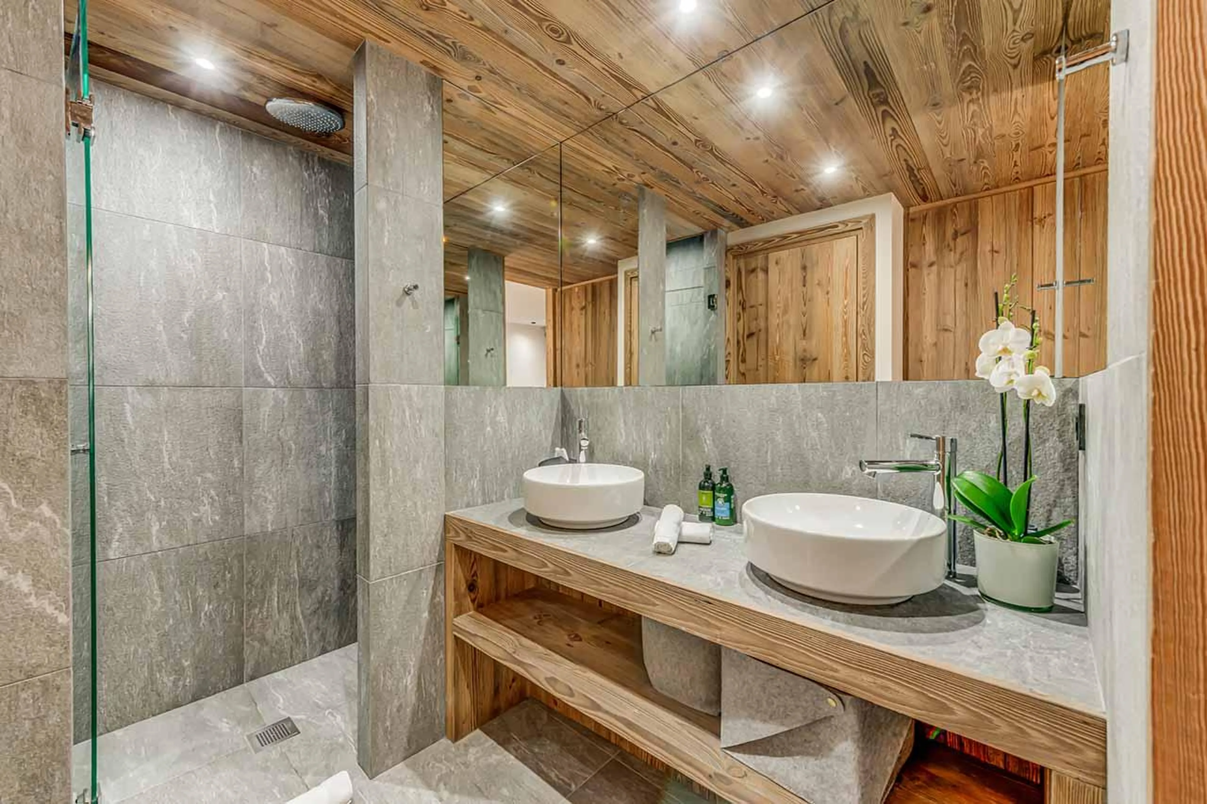 Double basin and shower in Apartment Ceres, Val d'Isere