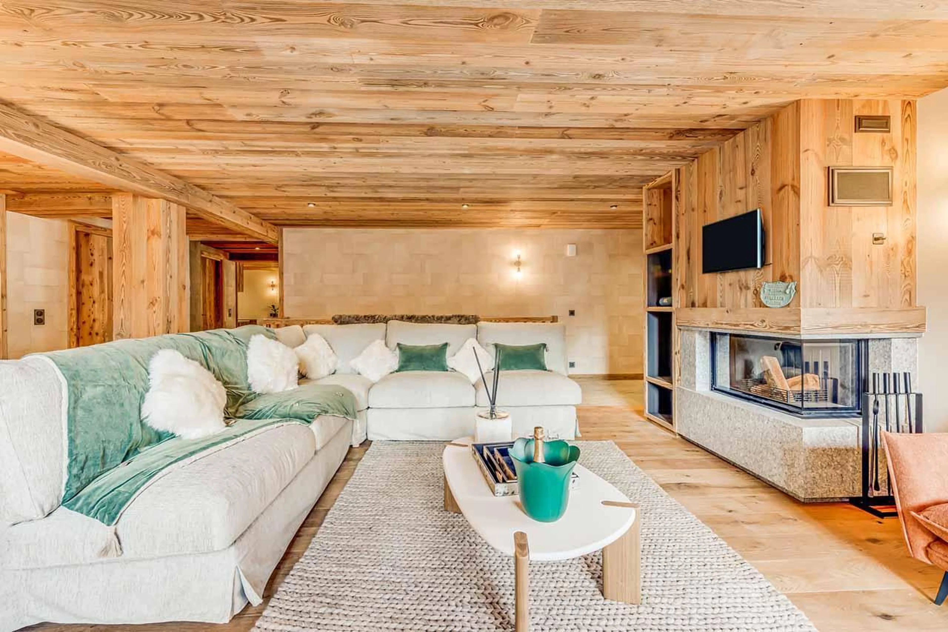 Wrap-around sofa and coffee table in Apartment Ceres, Val d'Isere
