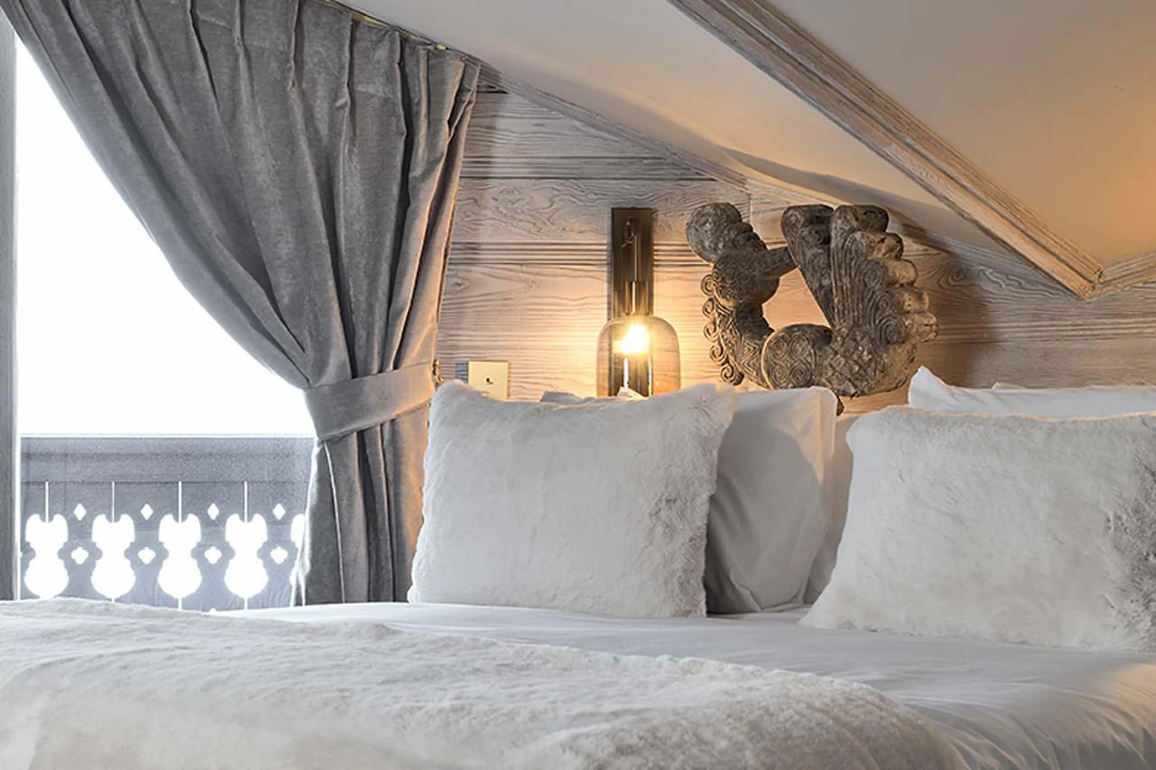 Double bedroom with en-suite shower room at Apartment Chanrossa in Courchevel 1850