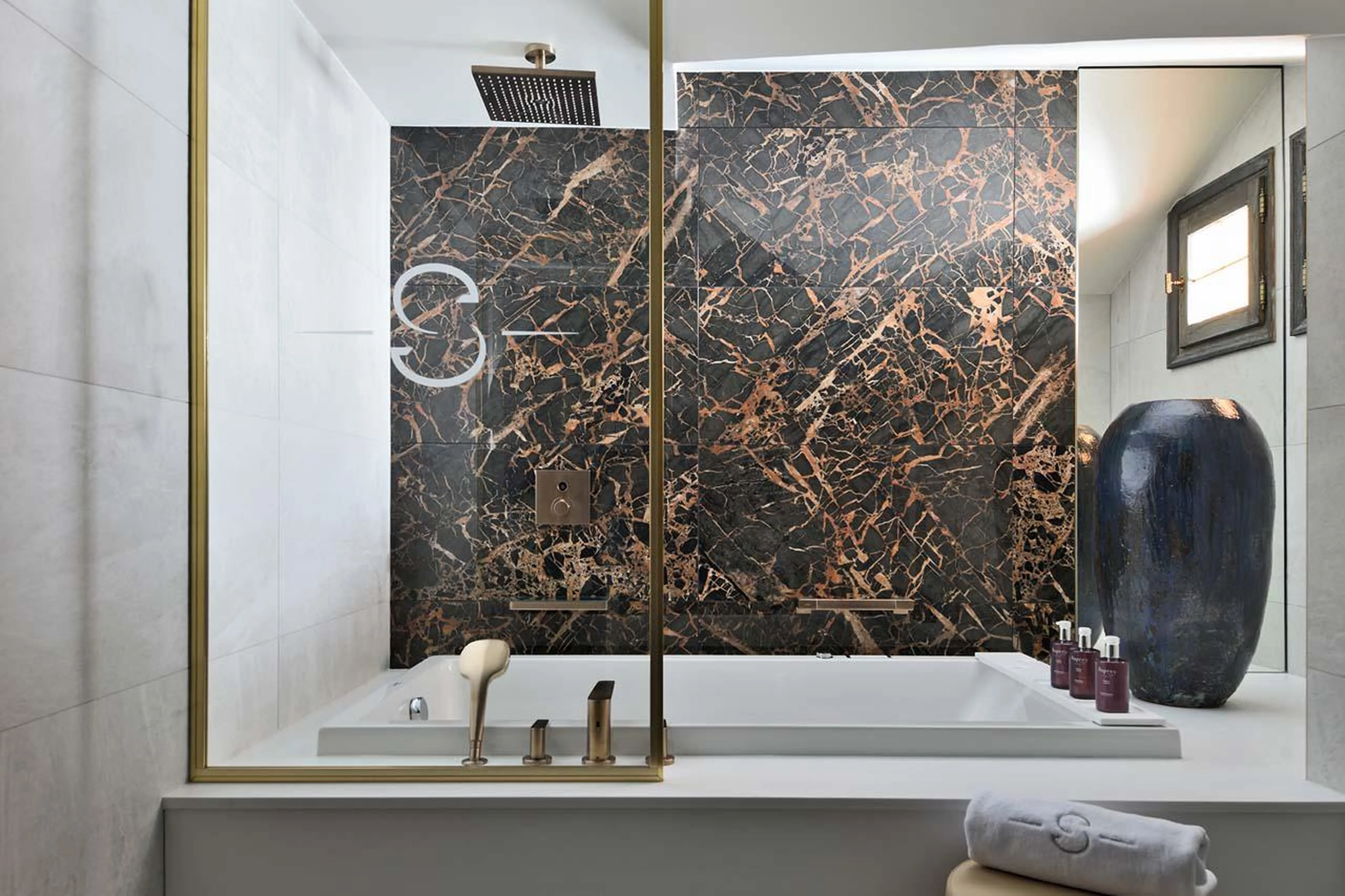 En-suite bathroom at Apartment Chanrossa in Courchevel 1850