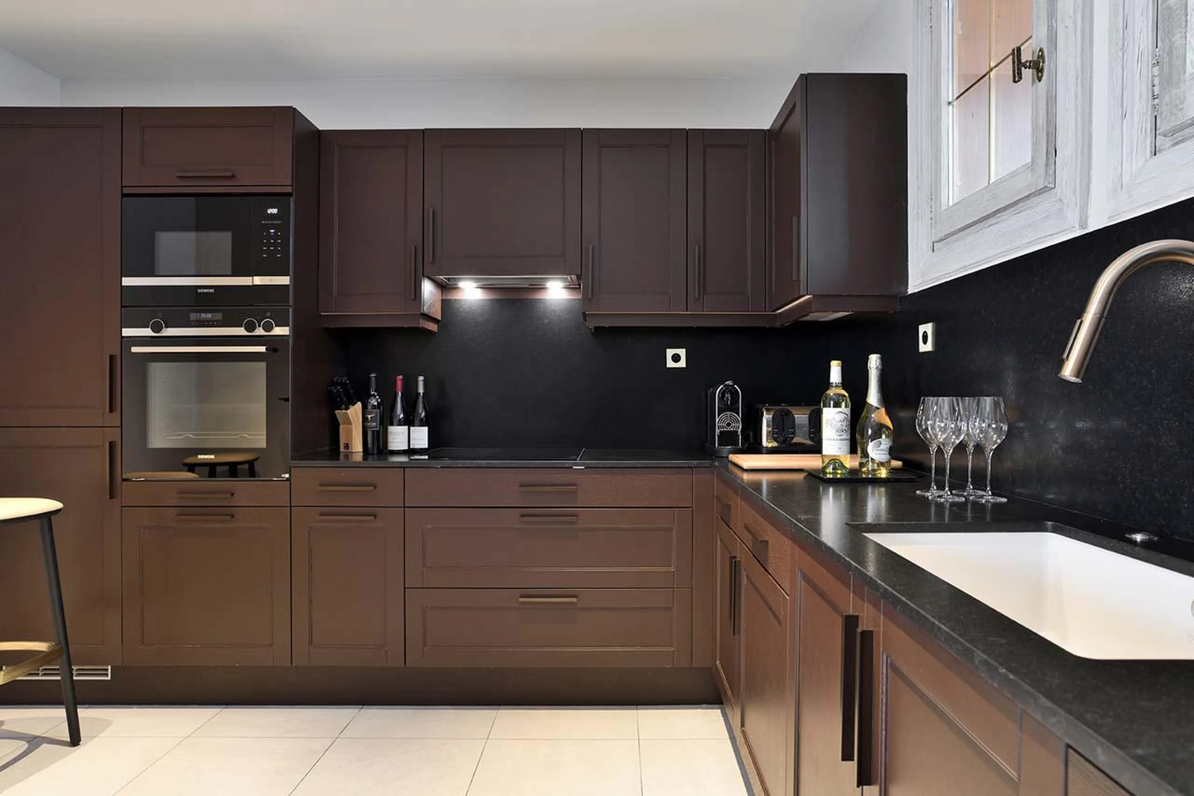 Fully-equipped kitchen at Apartment Chanrossa in Courchevel 1850