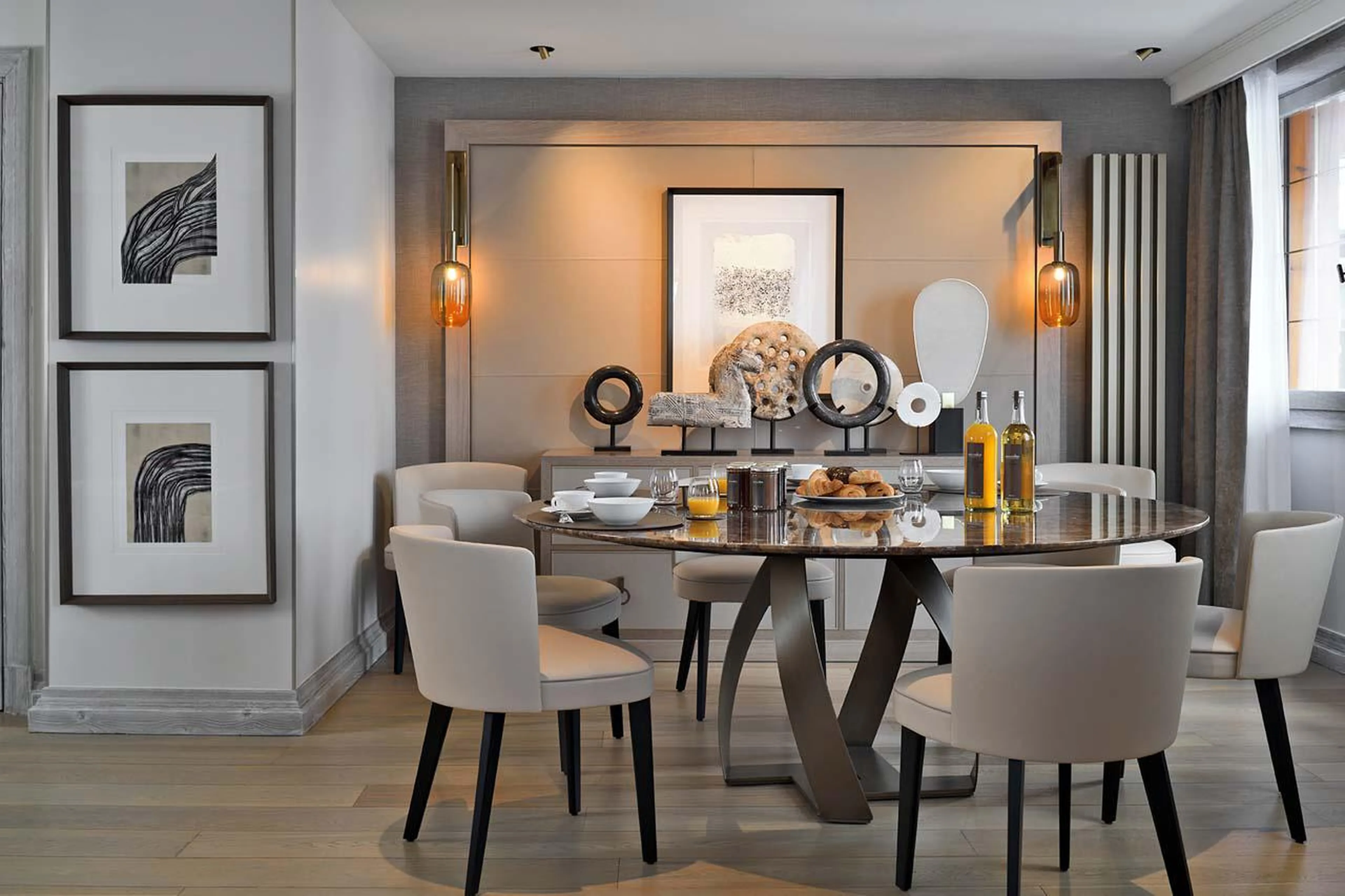 Dining table with space to accommodate six guests at Apartment Chanrossa in Courchevel 1850