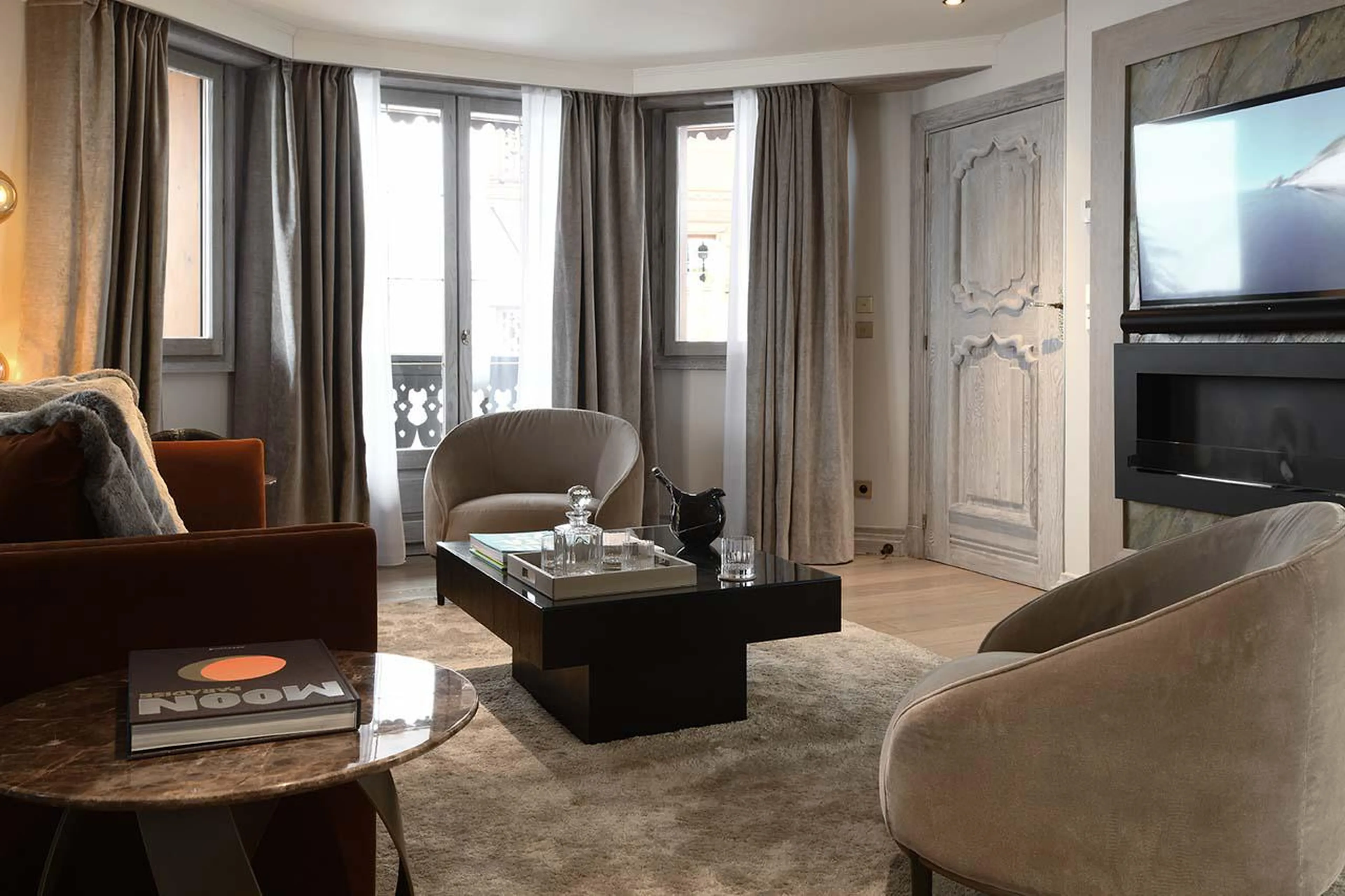 Open-plan living room with access to balcony at Apartment Chanrossa in Courchevel 1850