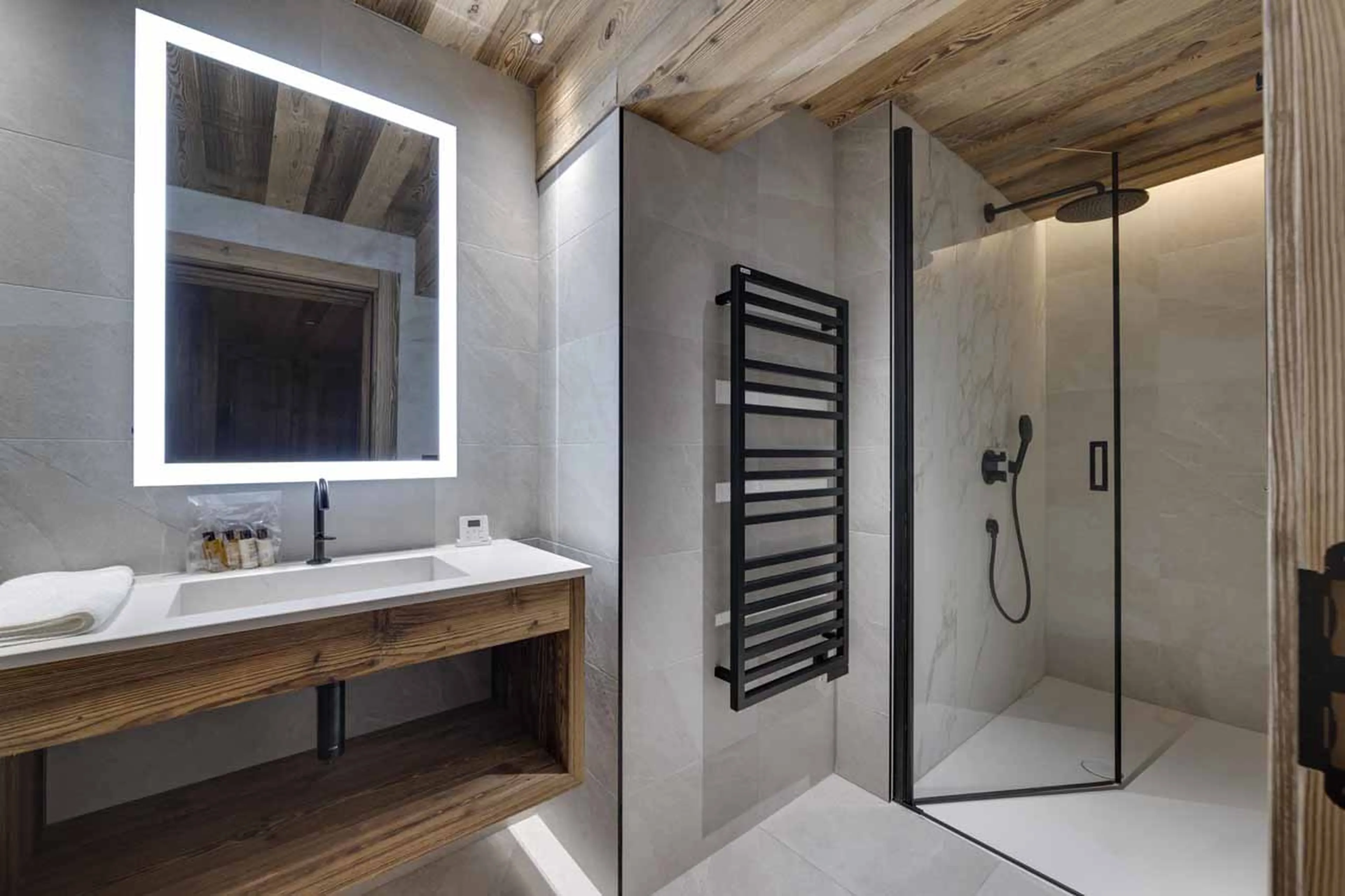 Bedroom 4 en-suite at Apartment Chardon 101 in Val d'Isere