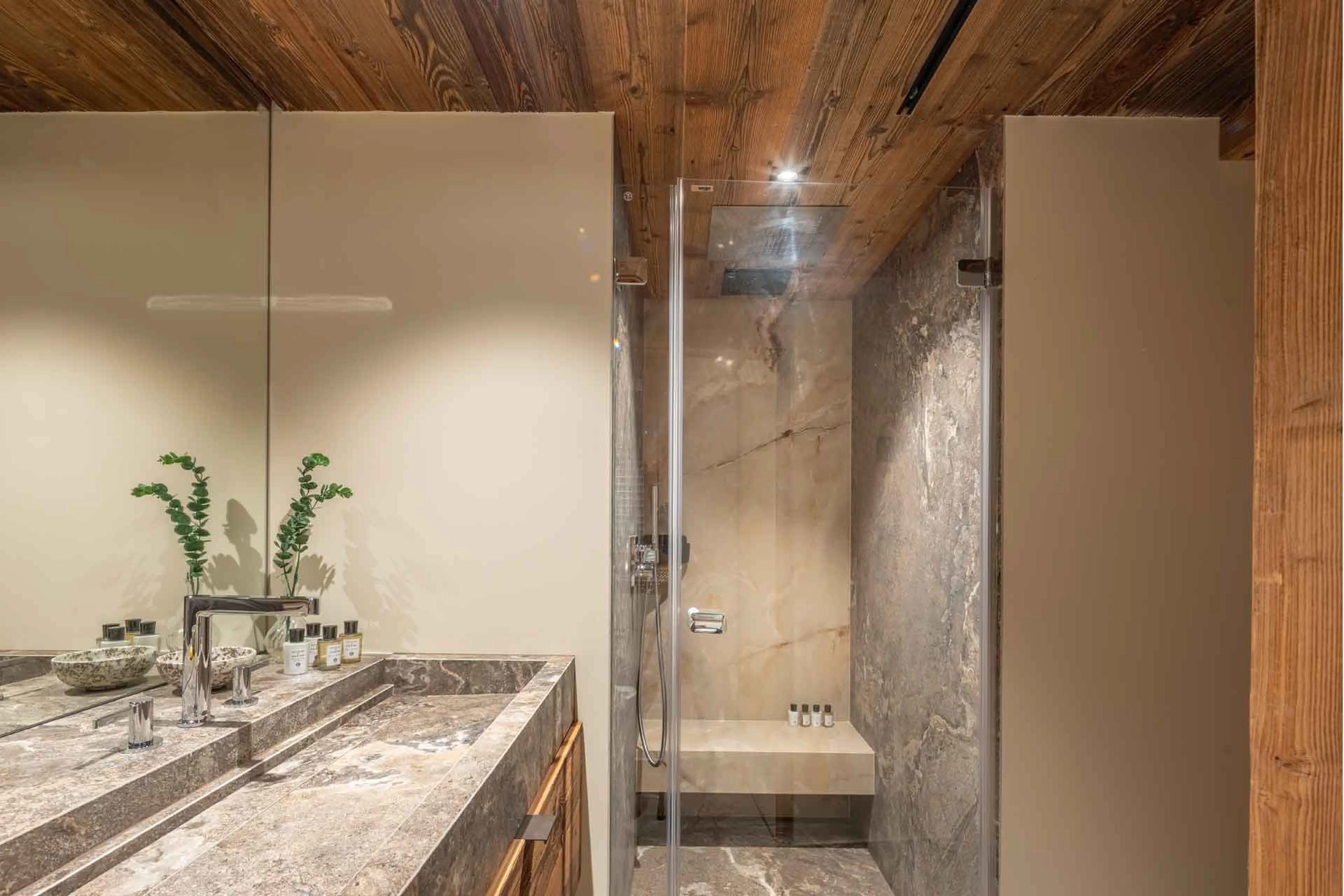 Bedroom 1 en-suite at Apartment Corbettaz in Verbier