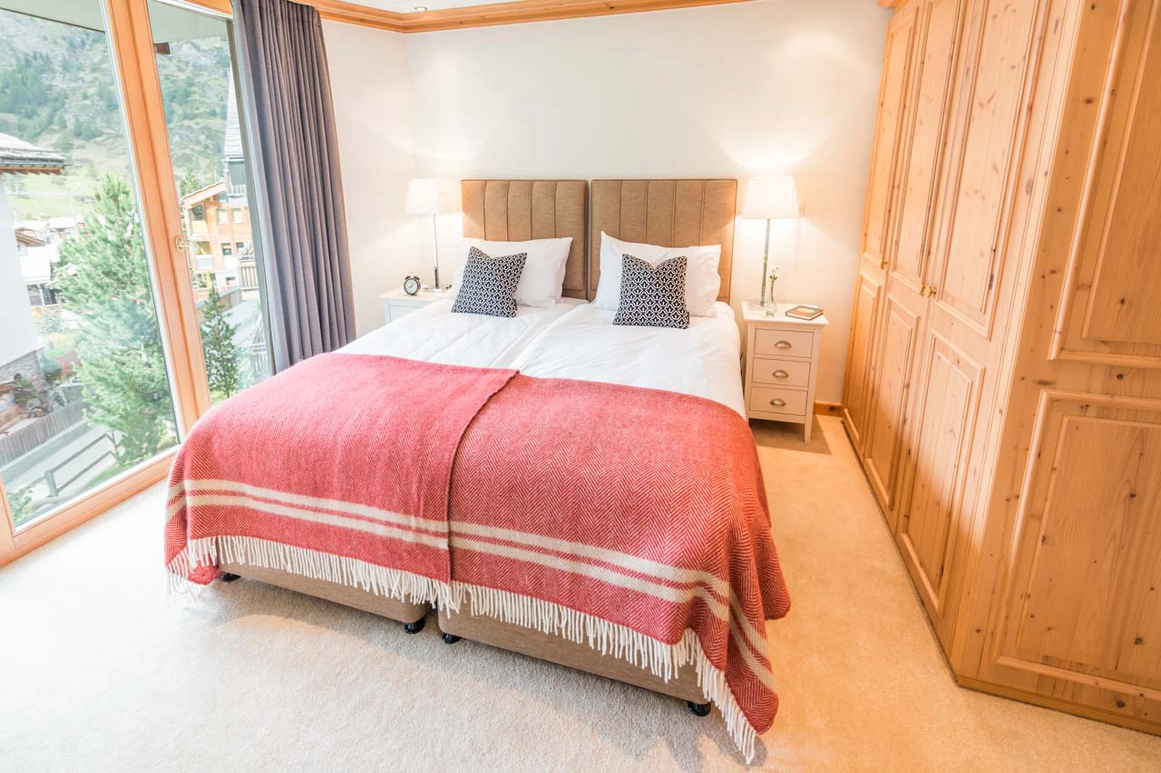 Bedroom two windows at Apartment D'Amore in Zermatt