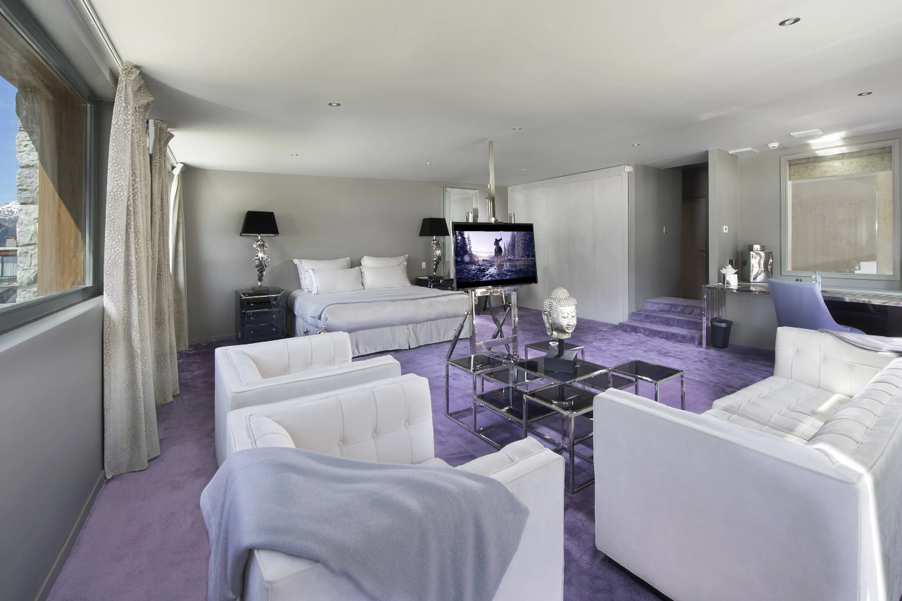 Master bedroom with lounge area in Apartment Denali, Courchevel 1850