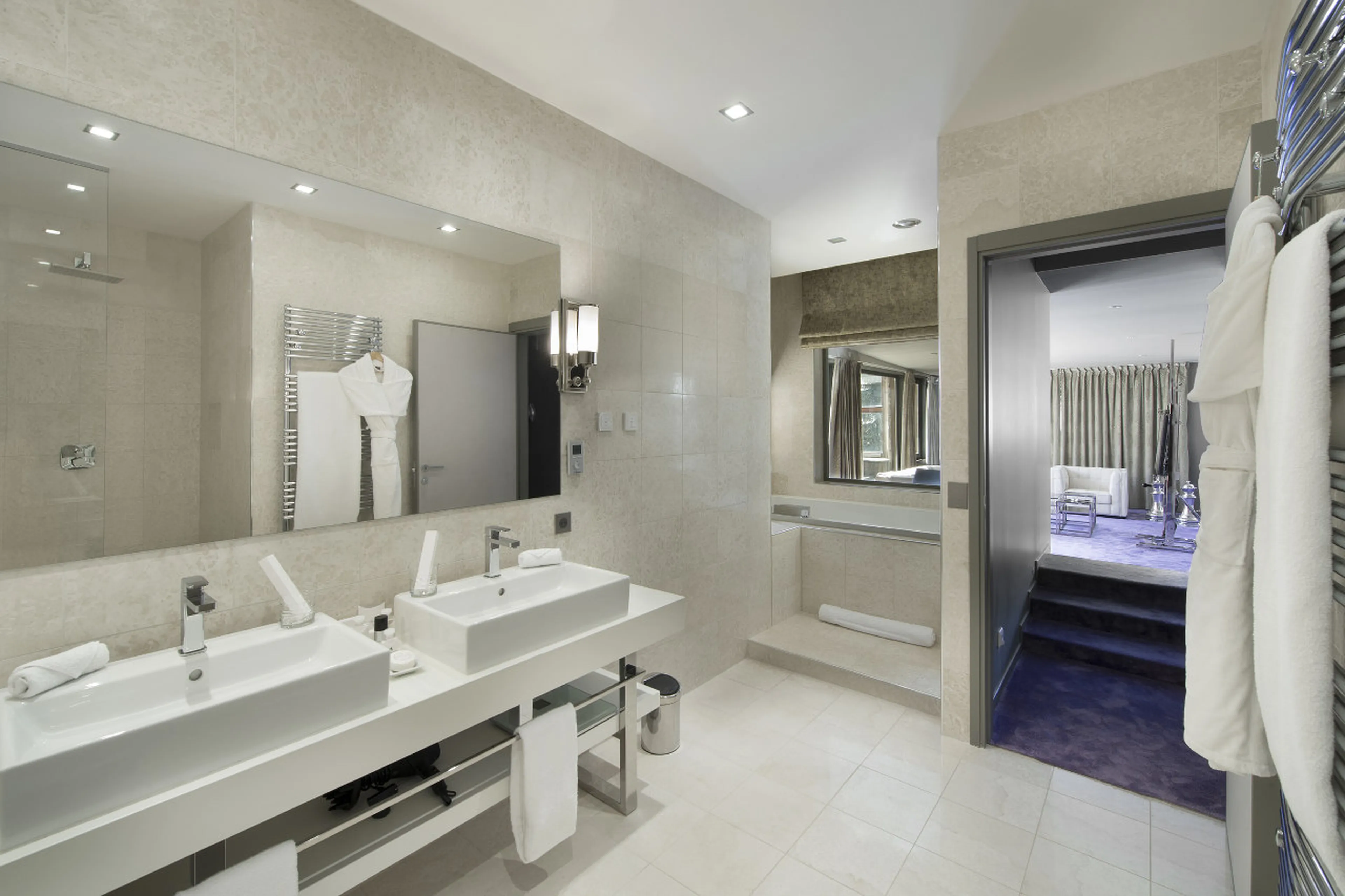 En-suite bathroom to master bedroom in Apartment Denali, Courchevel 1850