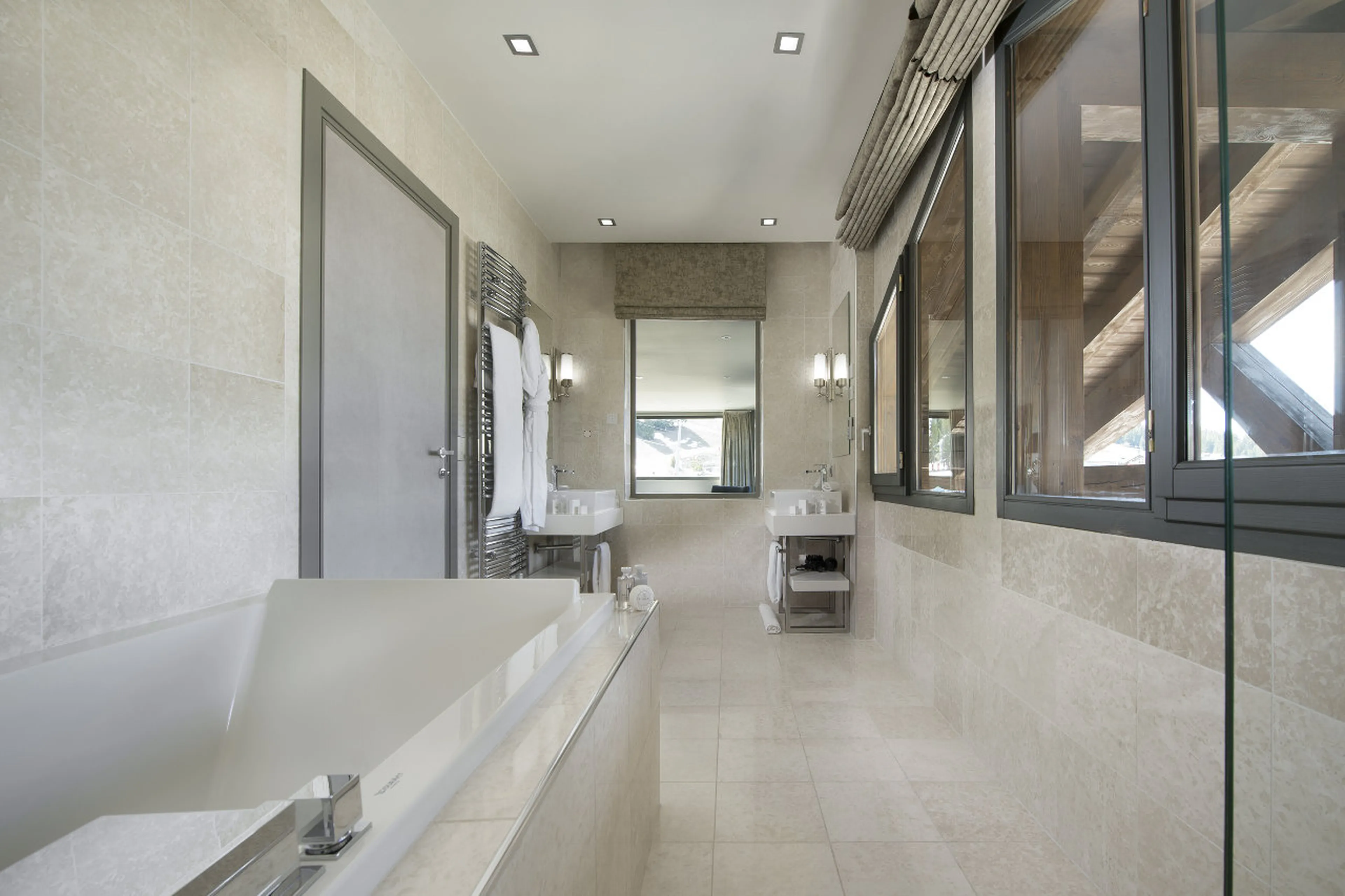 Bathroom en-suite to junior master bedroom of Apartment Denali, Courchevel 1850