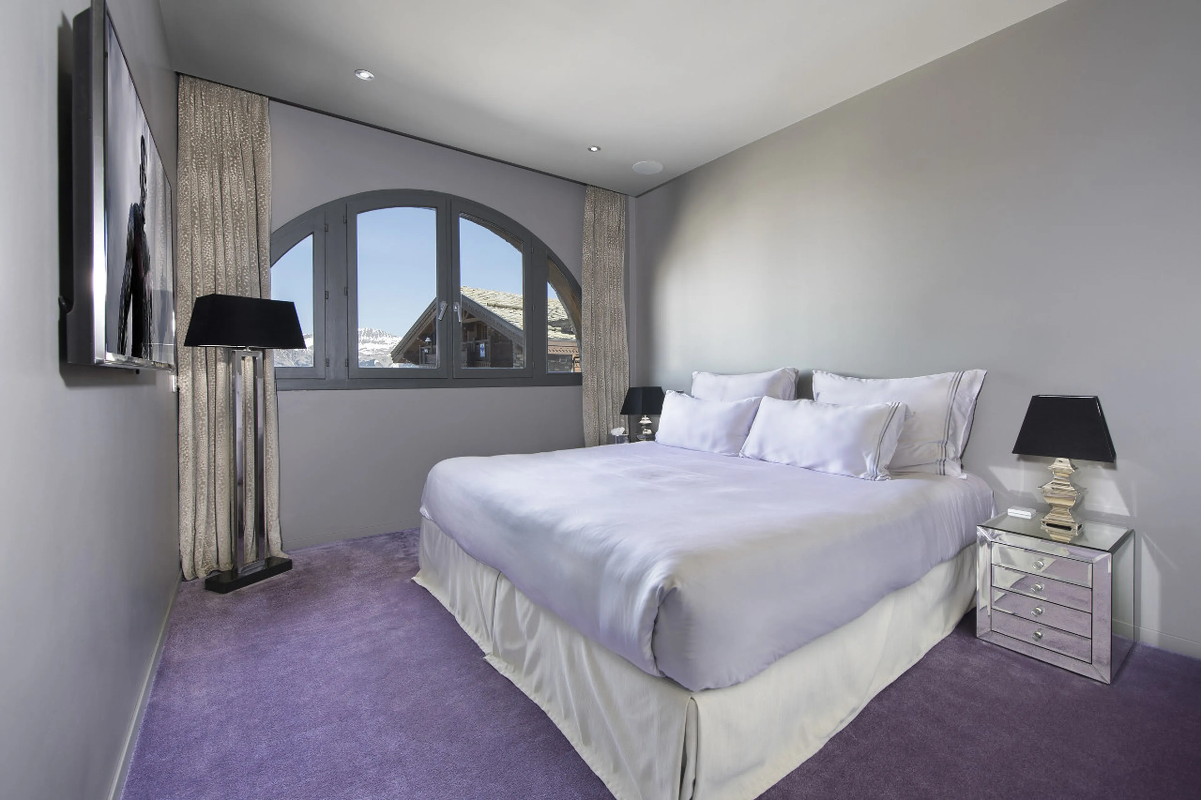 Double/twin bedroom with en-suite shower in Apartment Denali, Courchevel 1850