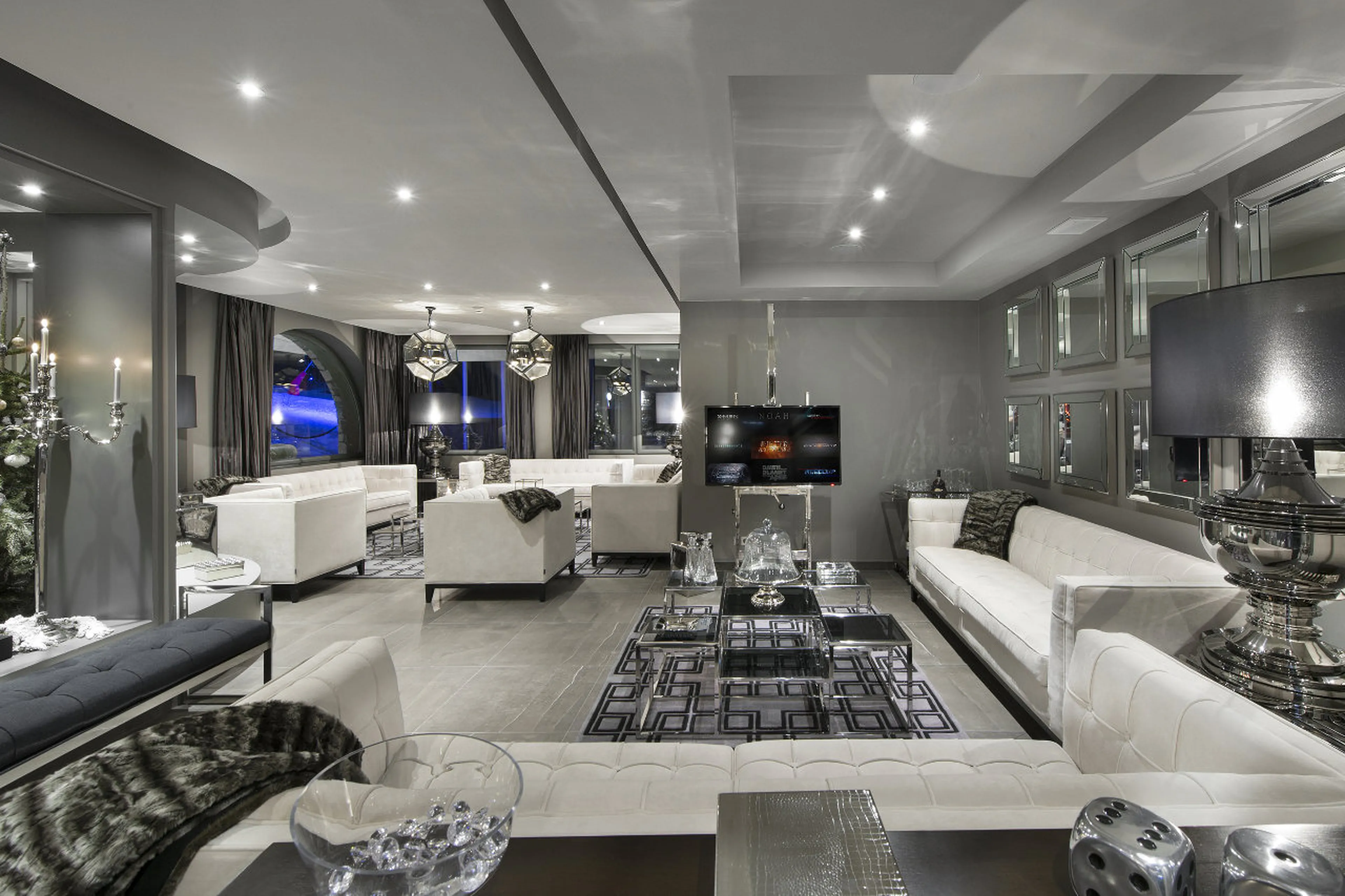 Living room with two lounge areas in Apartment Denali in Courchevel 1850