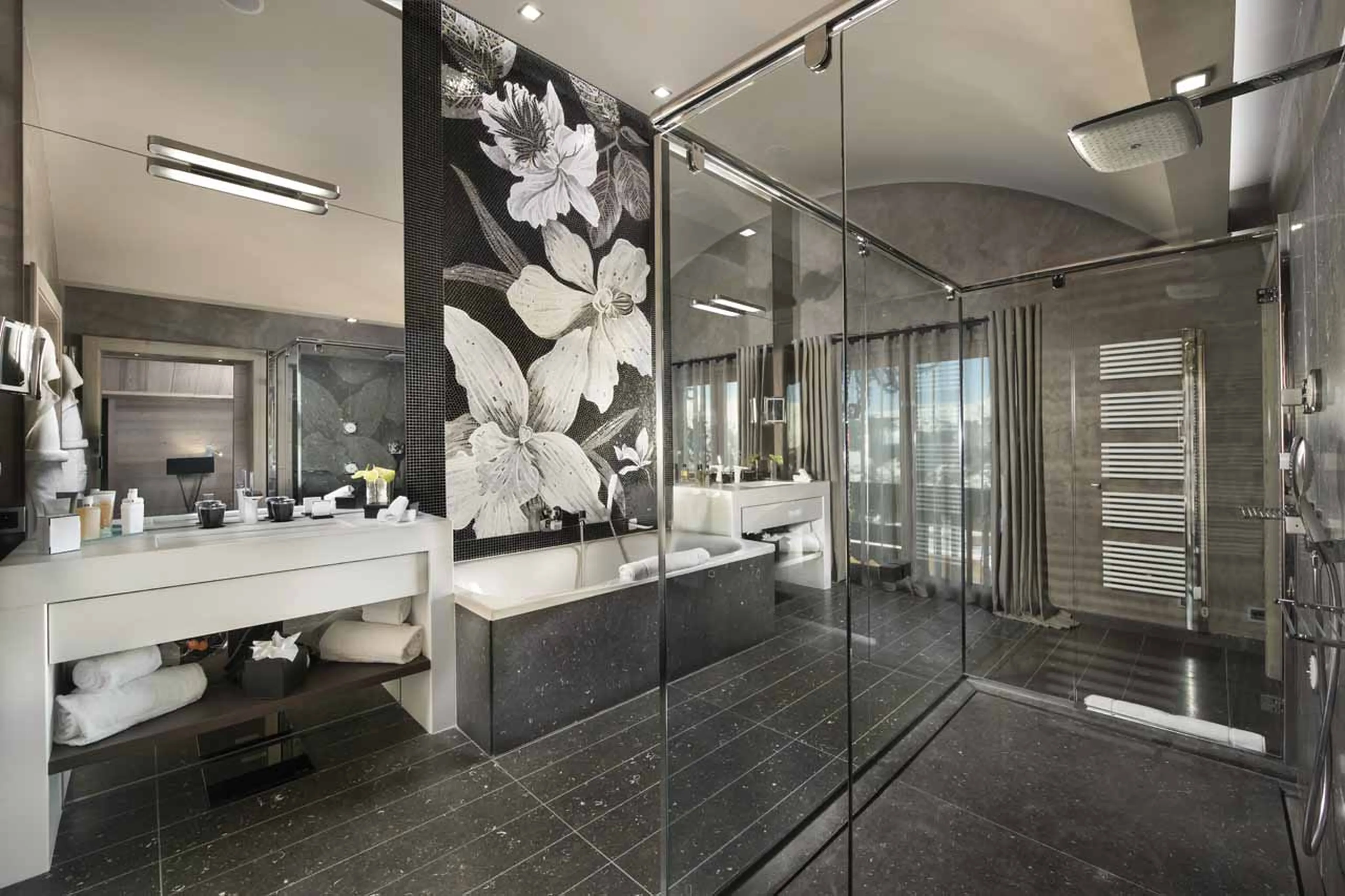 Bathroom with bath, double basin and separate WC in Apartment Emerald in Courchevel 1850