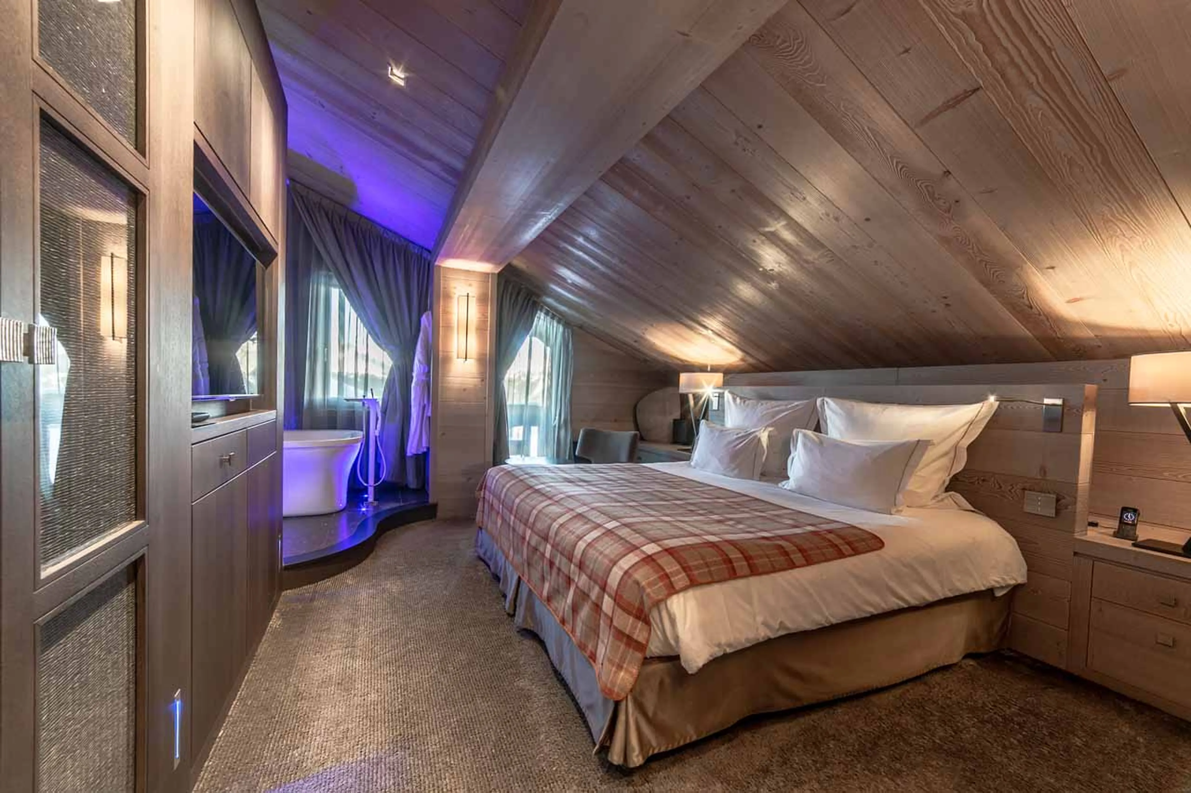 Double/twin bed bedroom with balcony access in Apartment Emerald in Courchevel 1850
