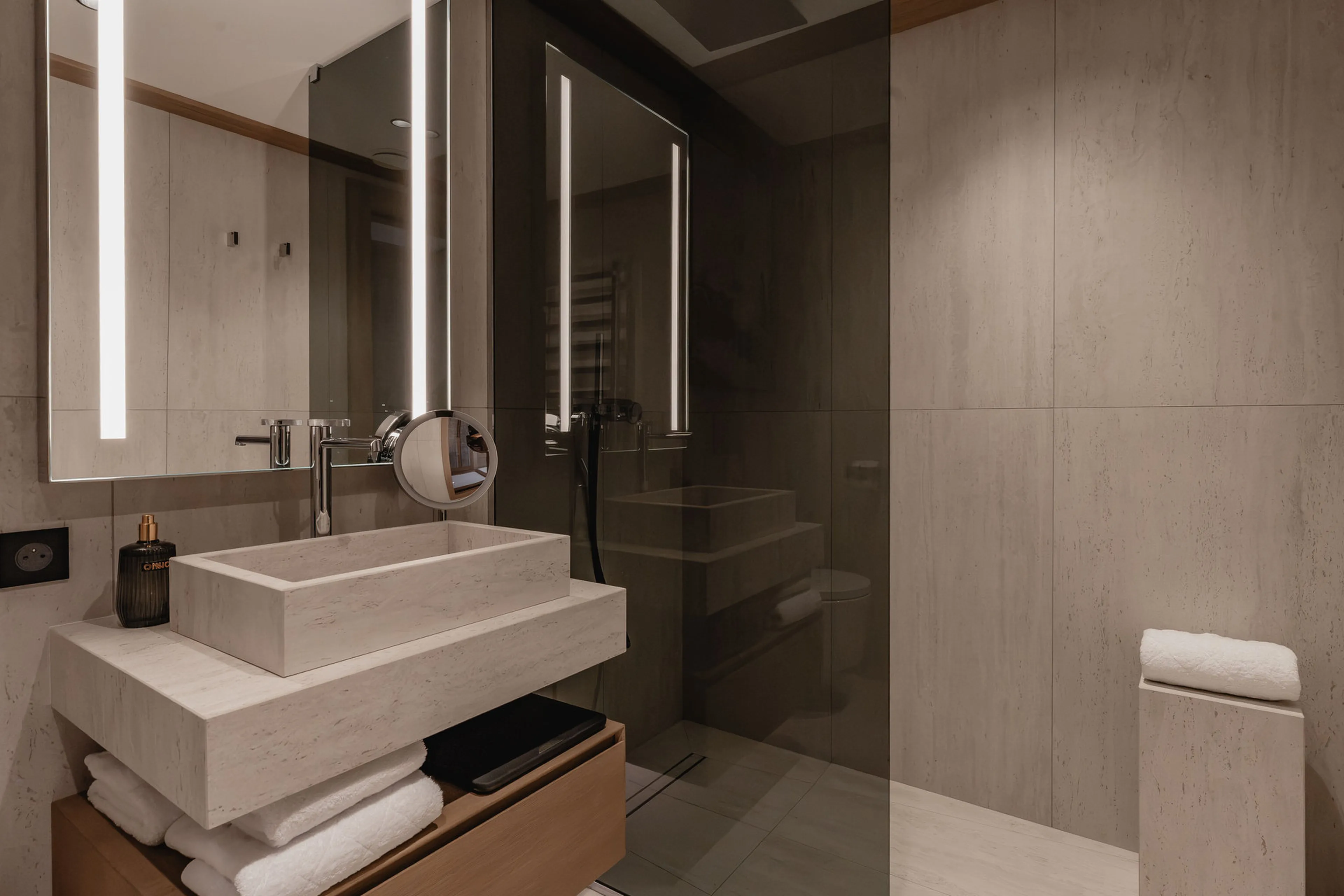 Bedroom 2 en-suite at Apartment L'Enjopa in Val d'Isere