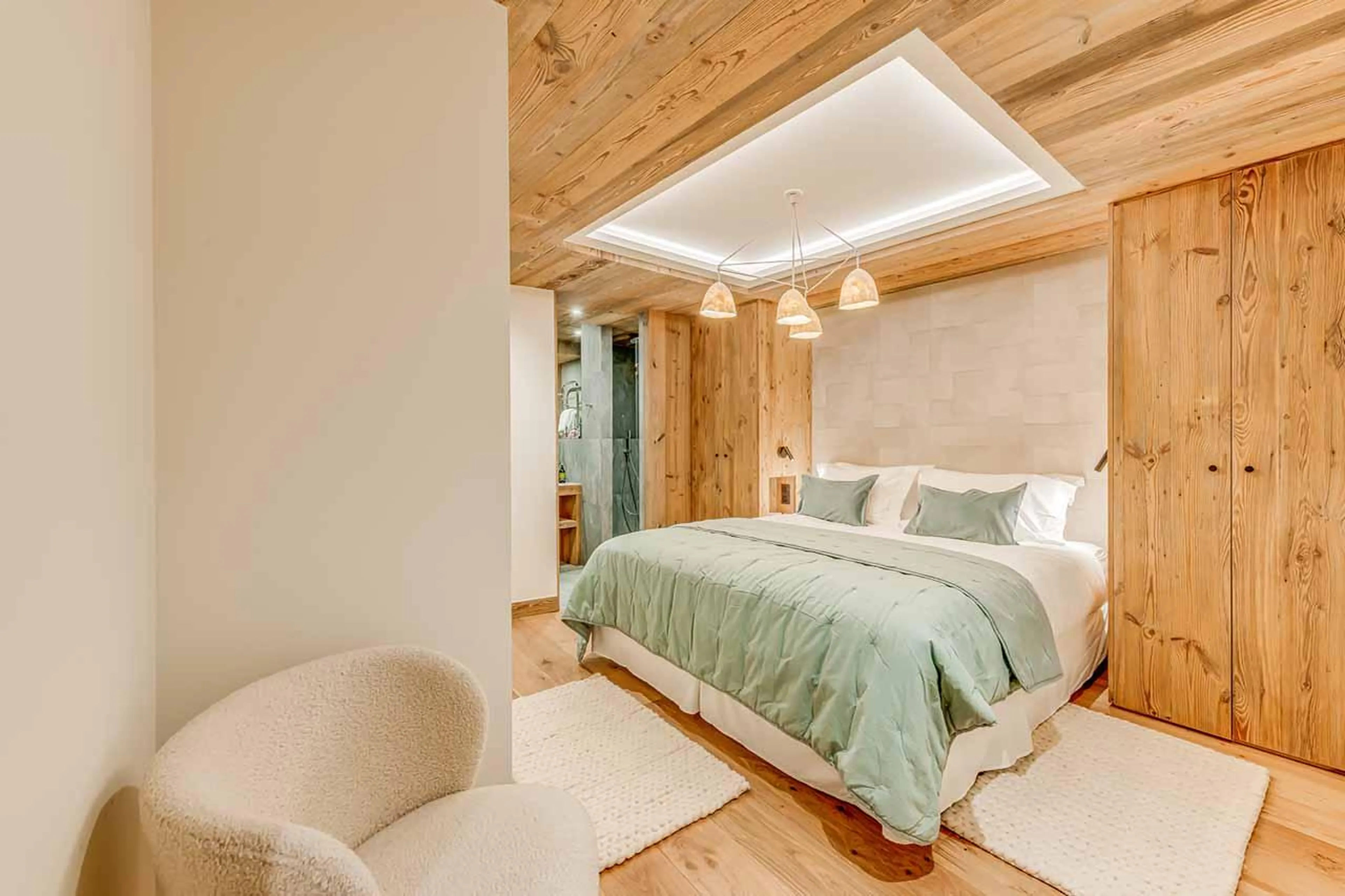 Double bedroom with built-in wardrobes in Apartment Flora, Val d'Isere