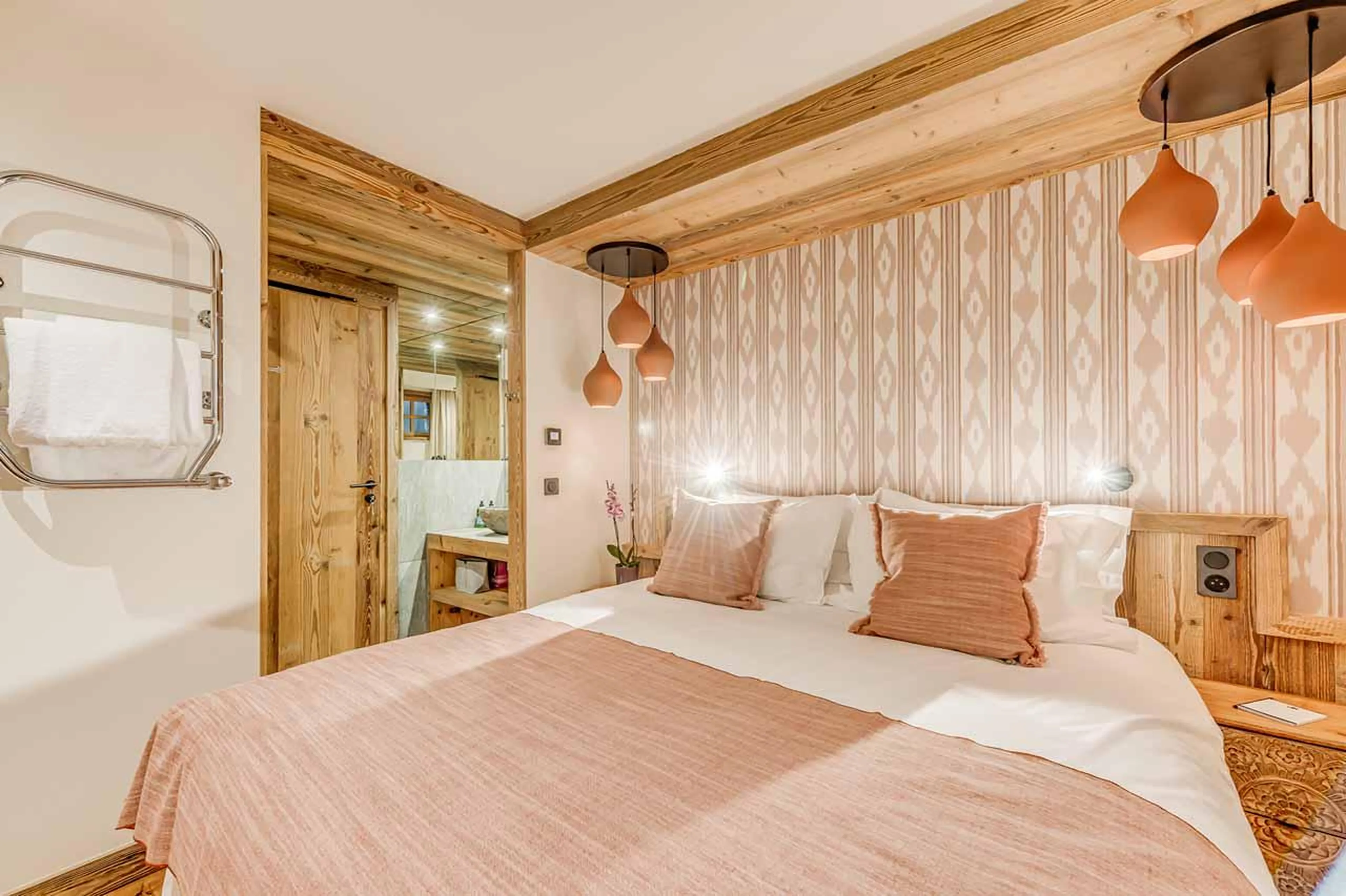 Double bedroom with en-suite in Apartment Flora, Val d'Isere