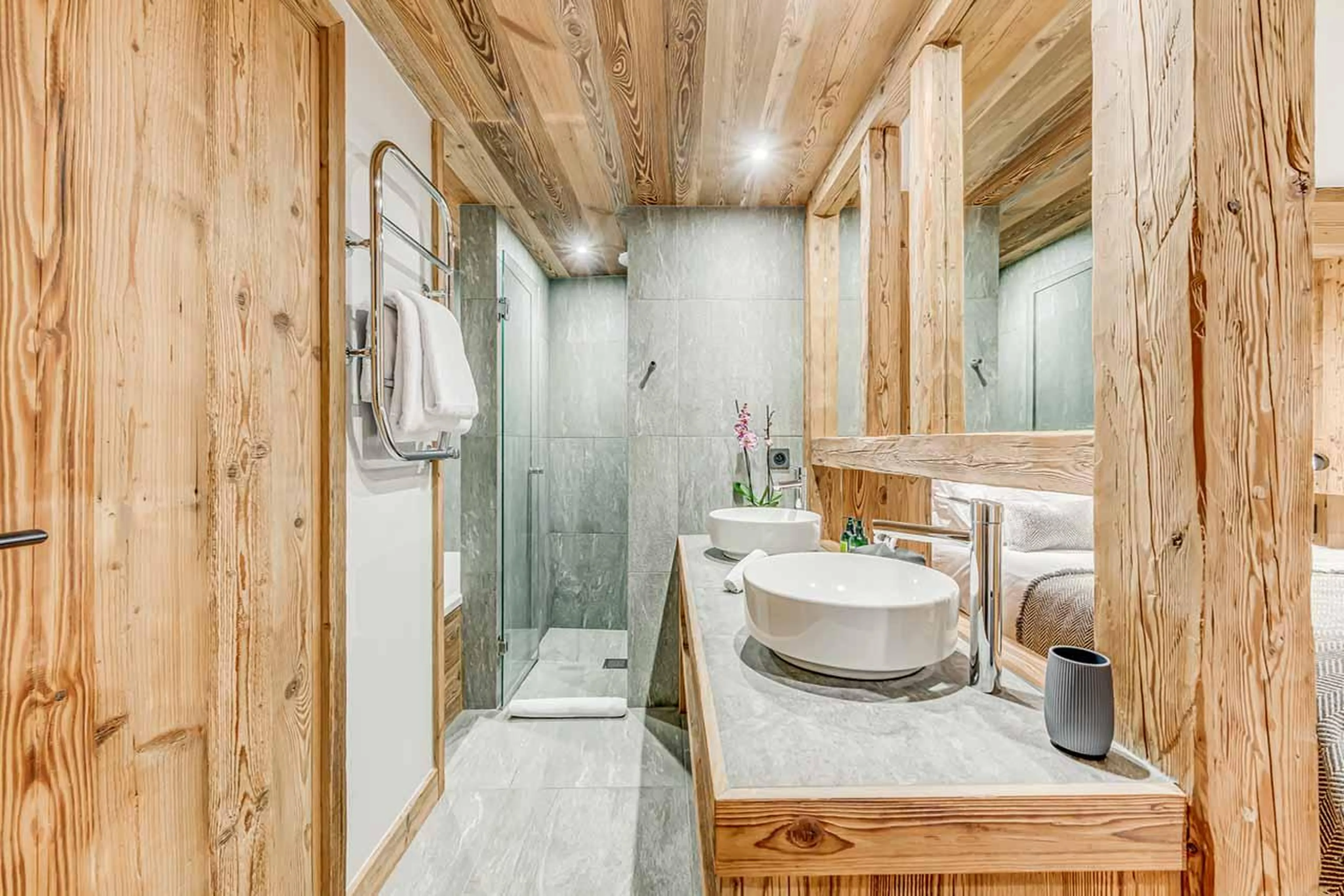 En-suite with double basins in Apartment Flora, Val d'Isere