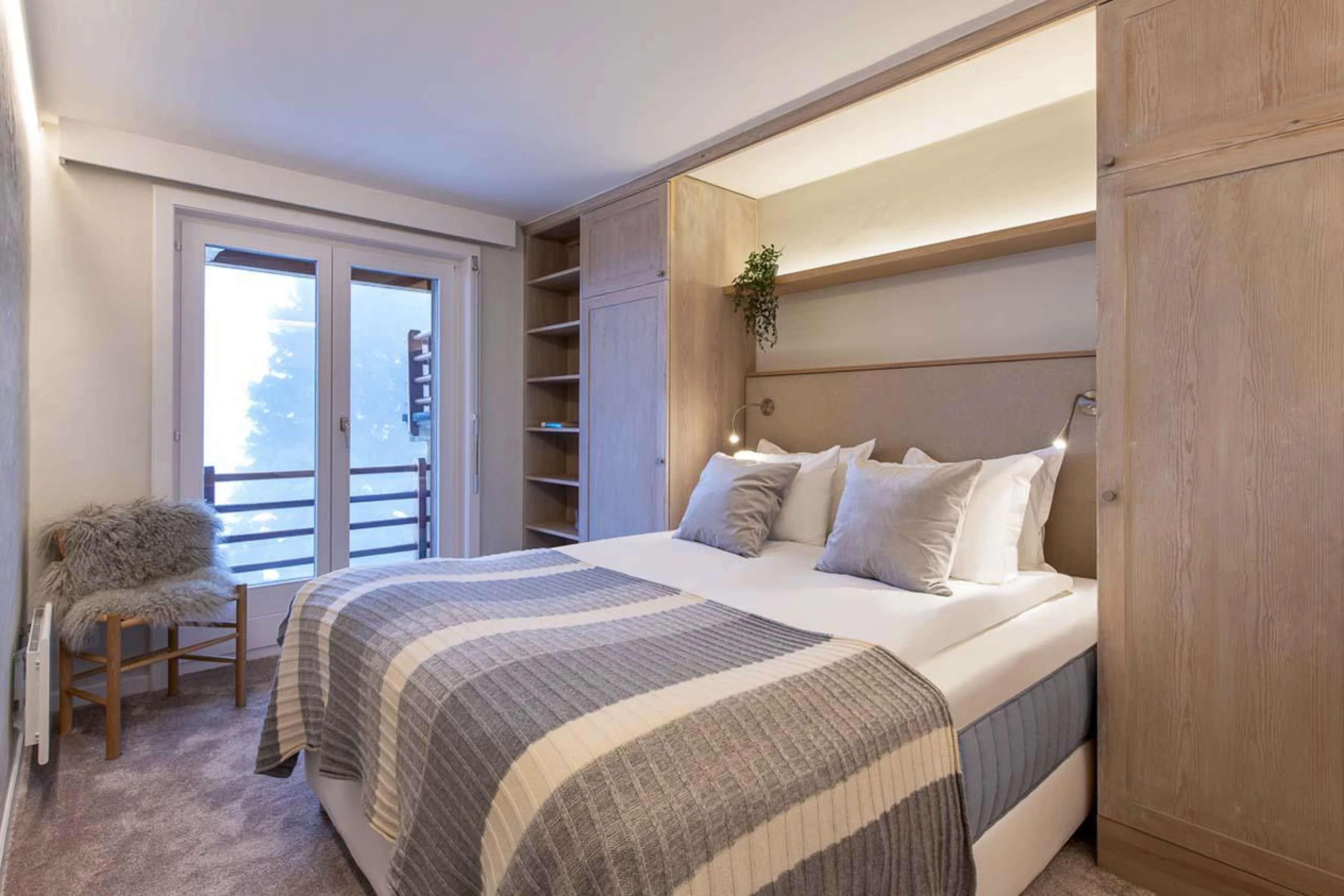 Double bedroom with access to balcony and shared shower room at Apartment Grignote in Verbier