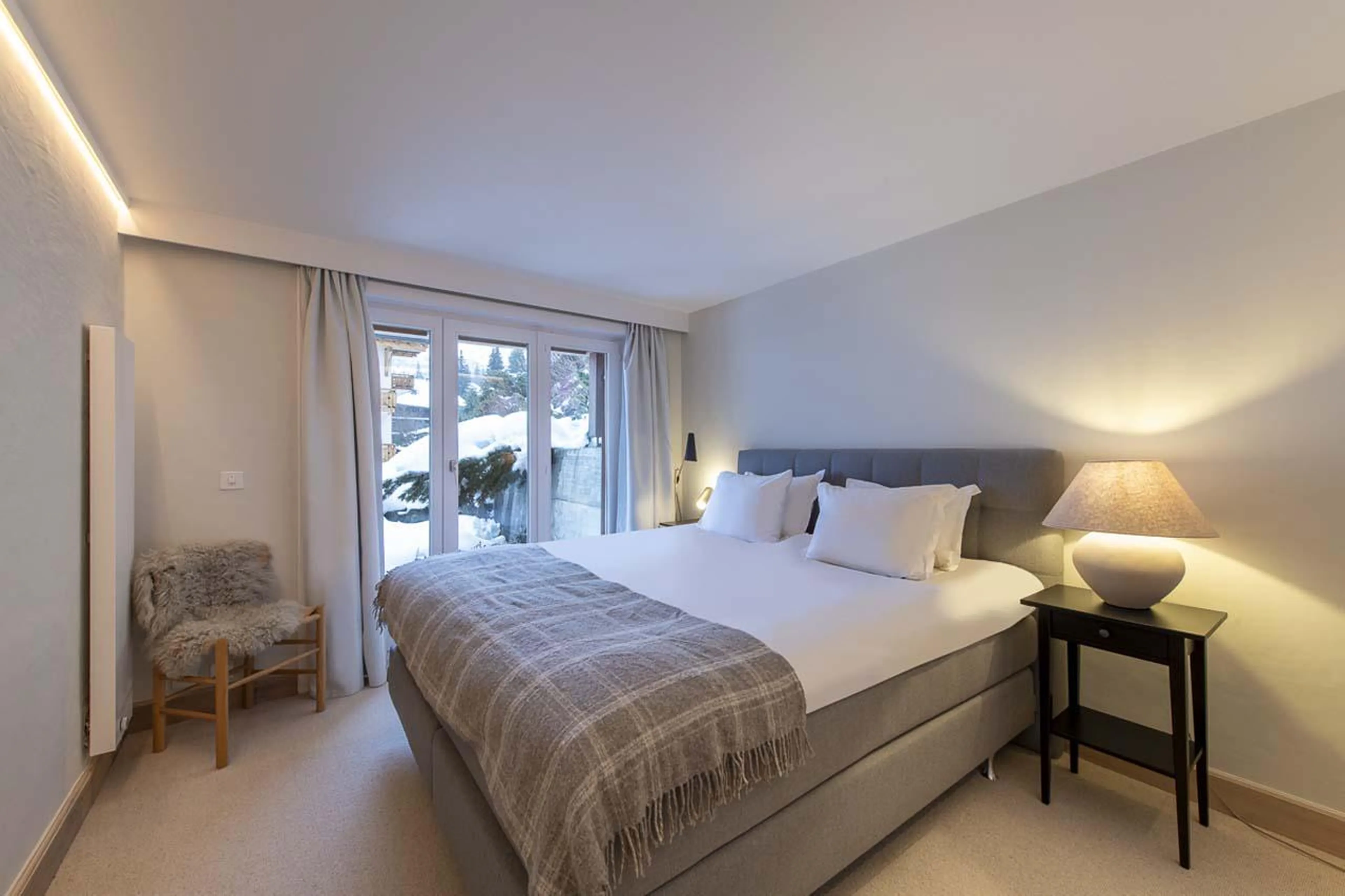 Double bedroom with access to terrace at Apartment Grignote in Verbier