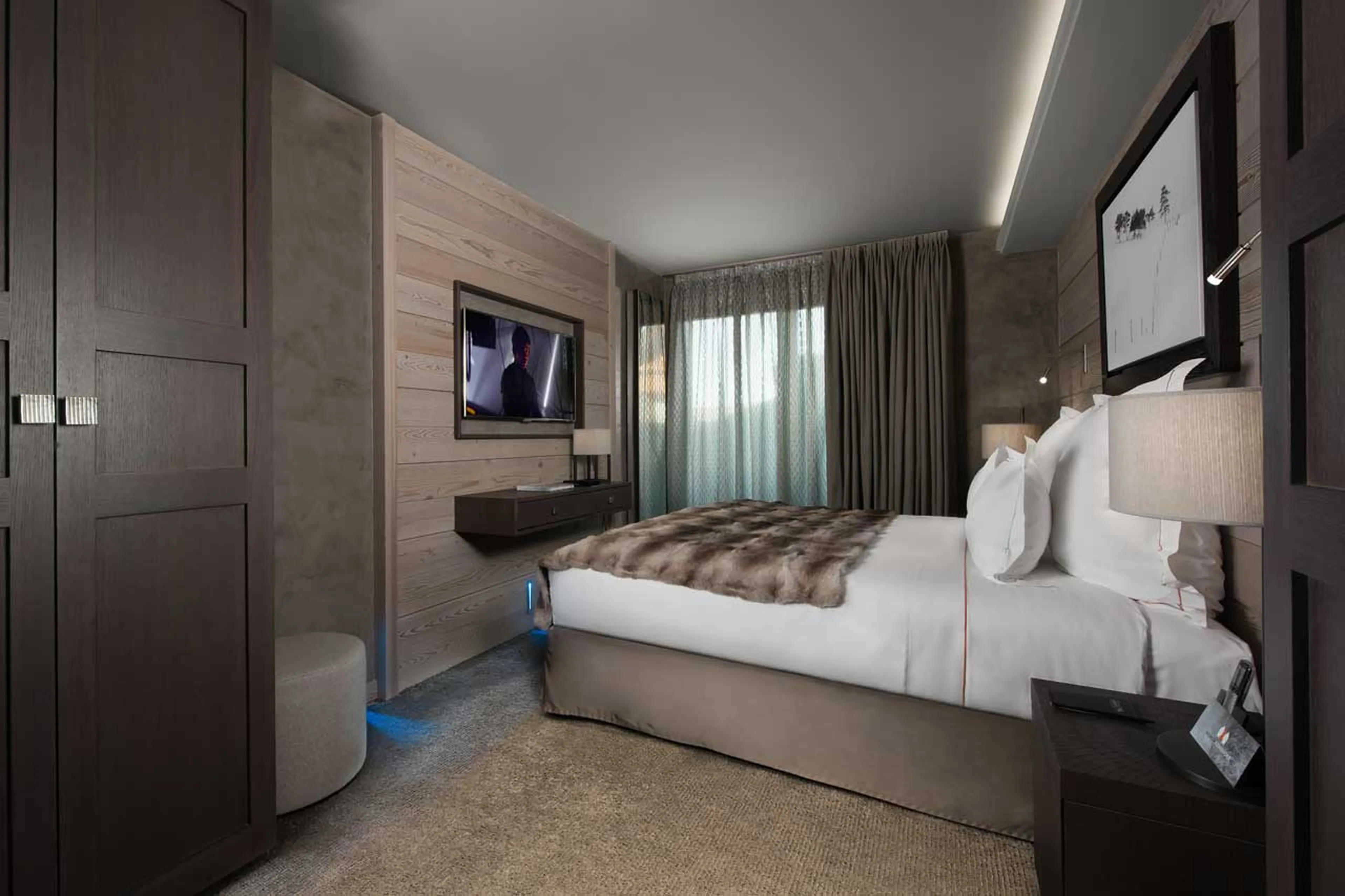 Double bedroom with balcony access in Apartment Jade in Courchevel 1850