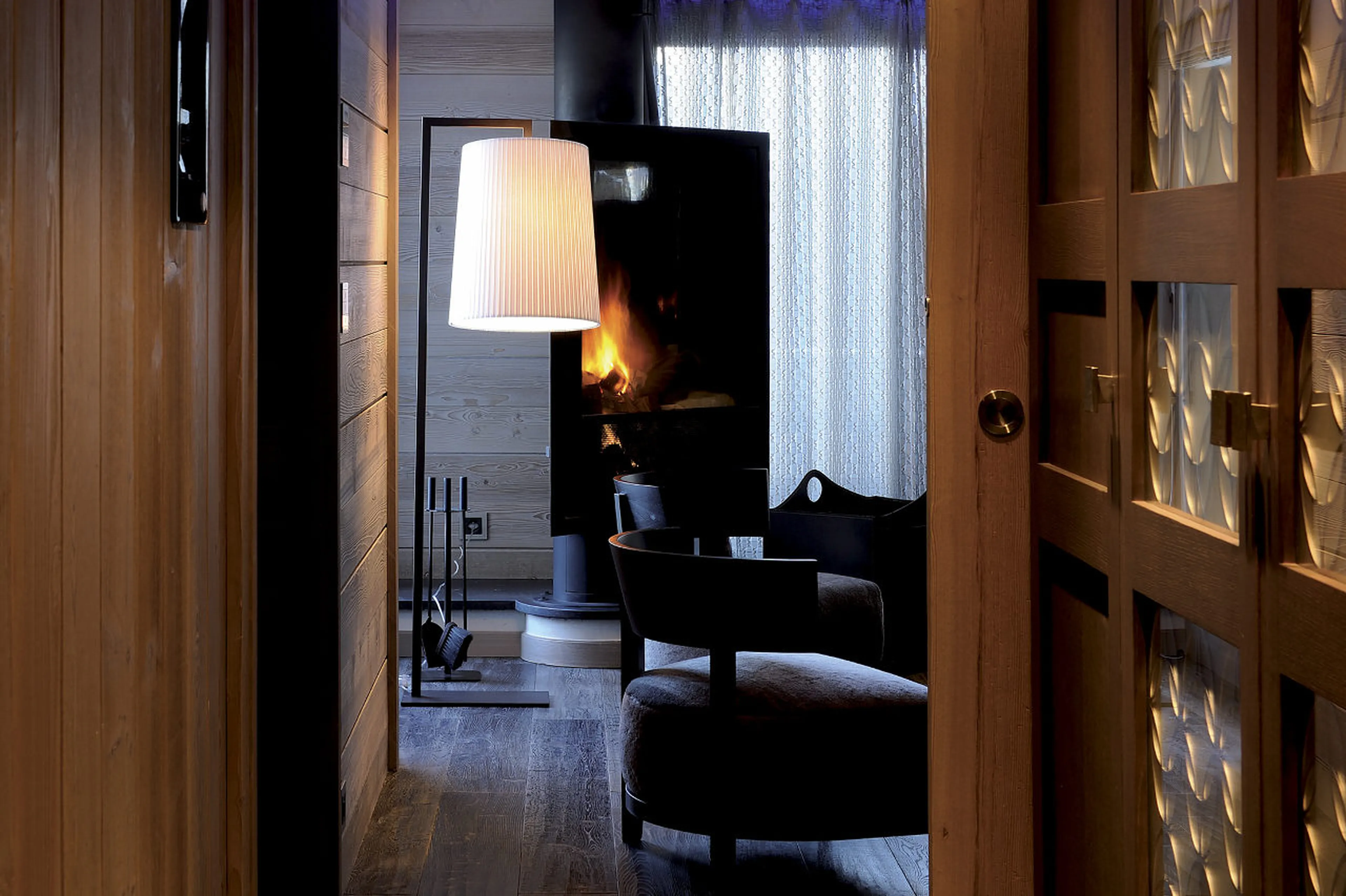 Entrance hall and fireplace in living room of Apartment Jade in Courchevel 1850