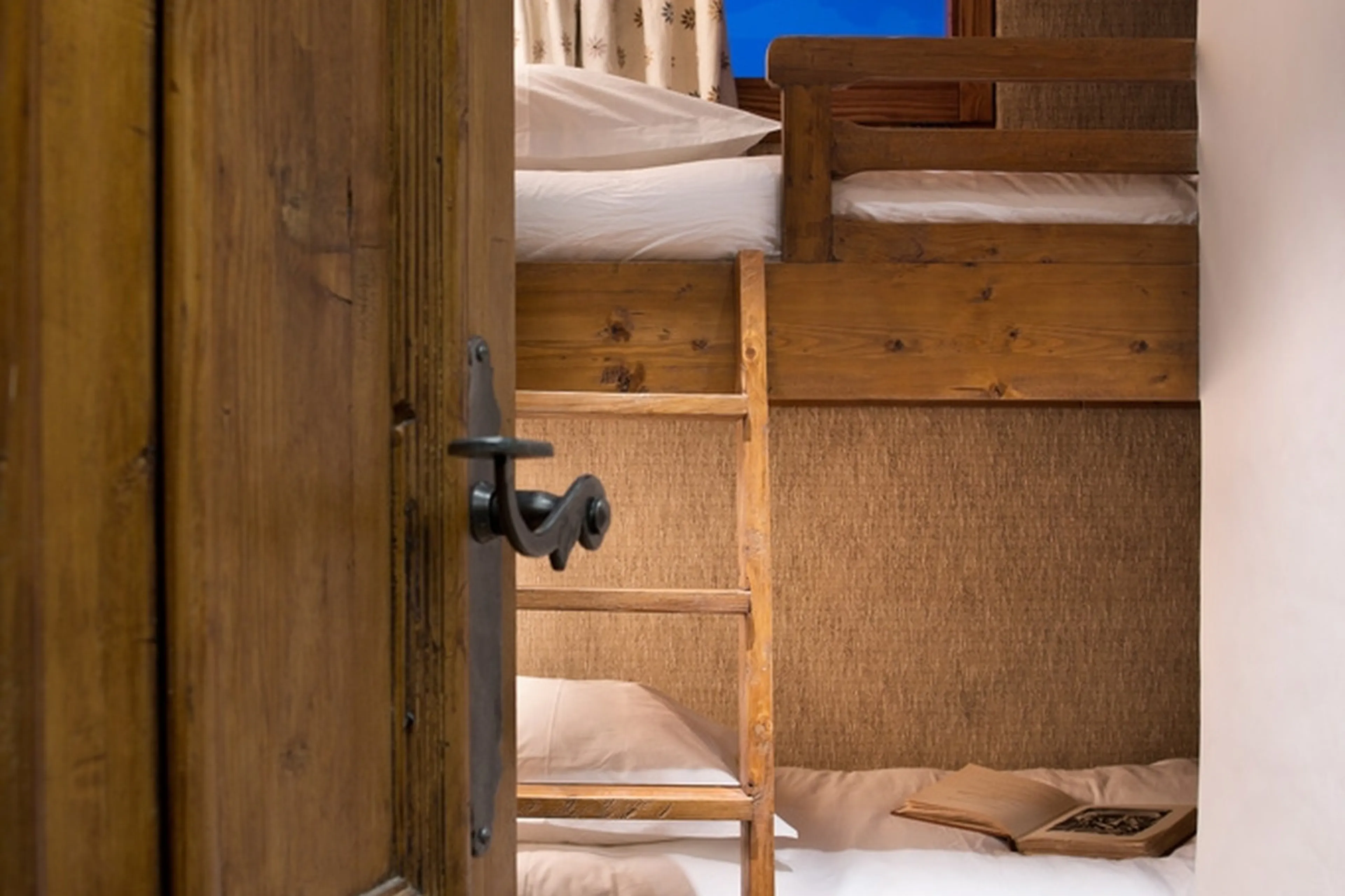 En-suite bunk bedroom for two in Apartment Jardin Alpin in Courchevel 1850