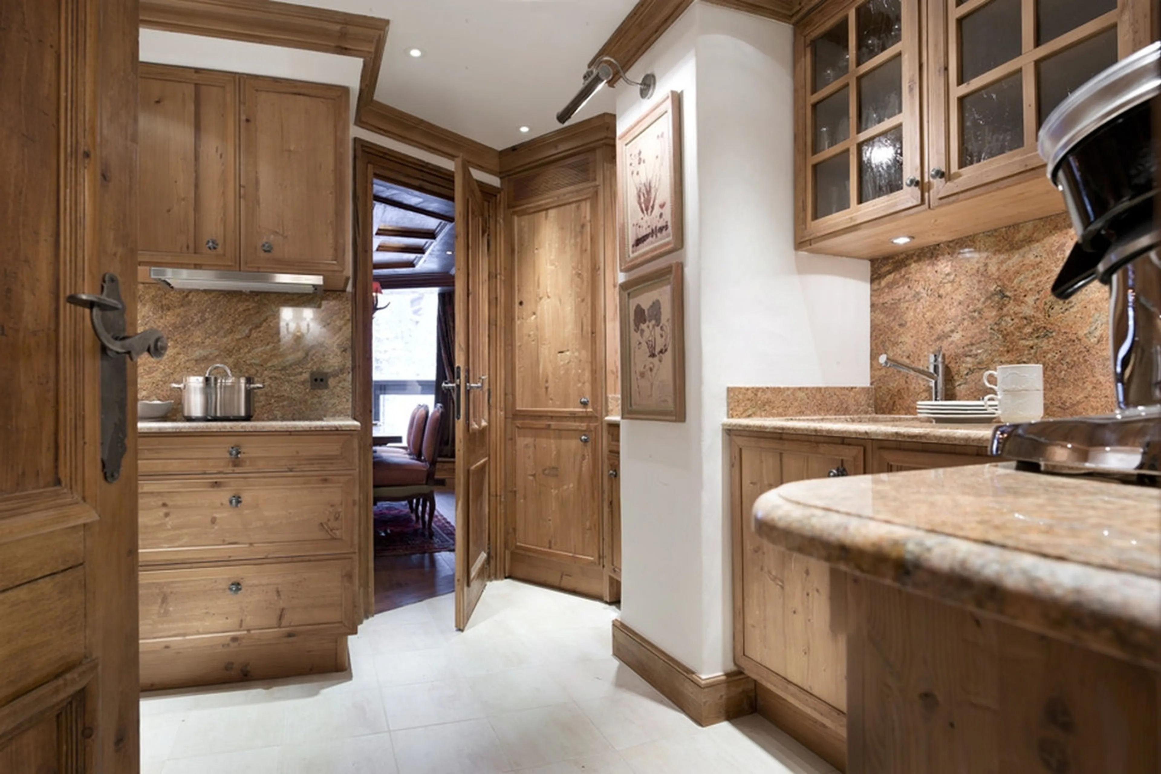 Fully equipped kitchen in Apartment Jardin Alpin in Courchevel 1850