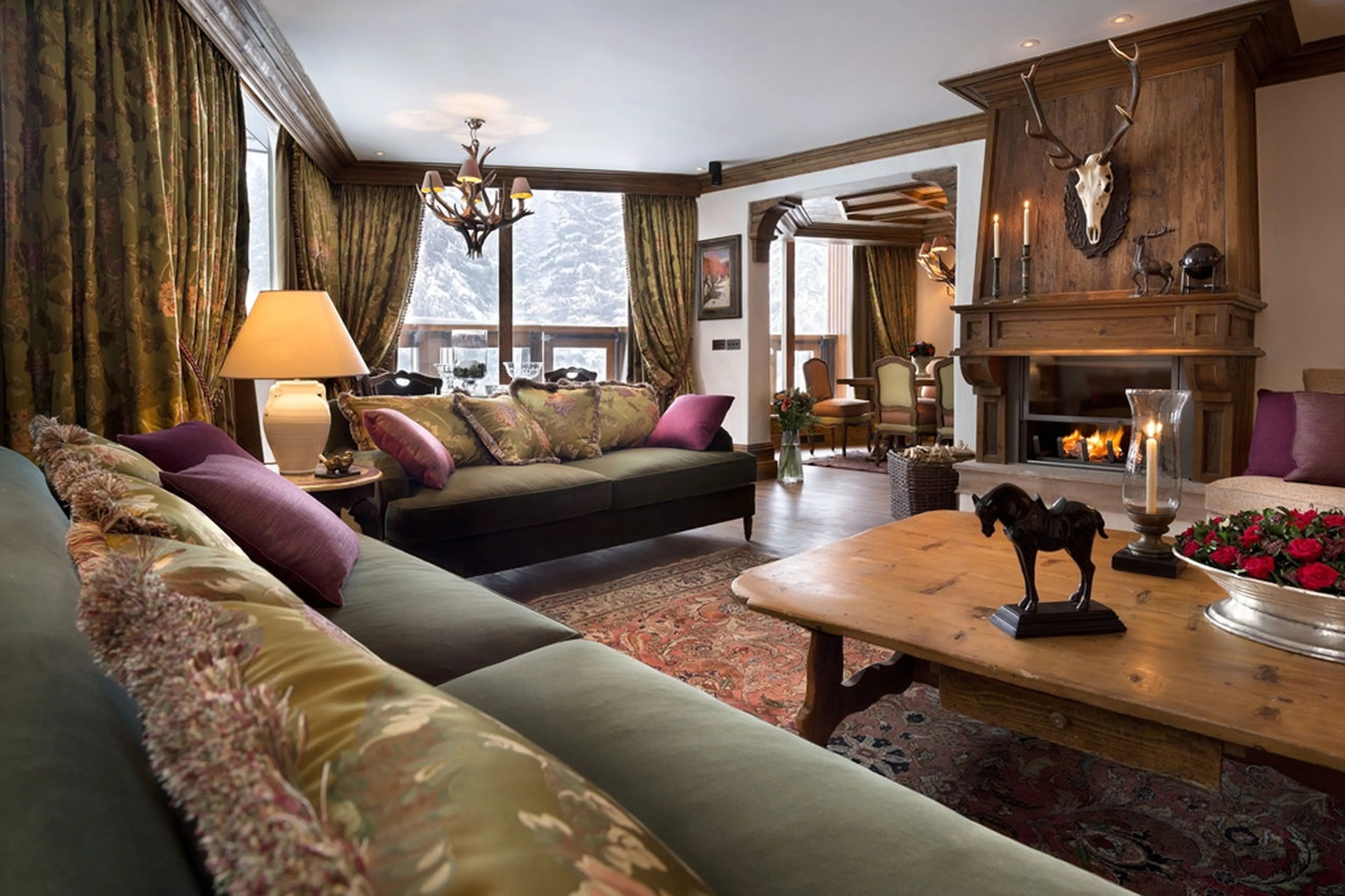 Living room with central fireplace in Apartment Jardin Alpin in Courchevel 1850