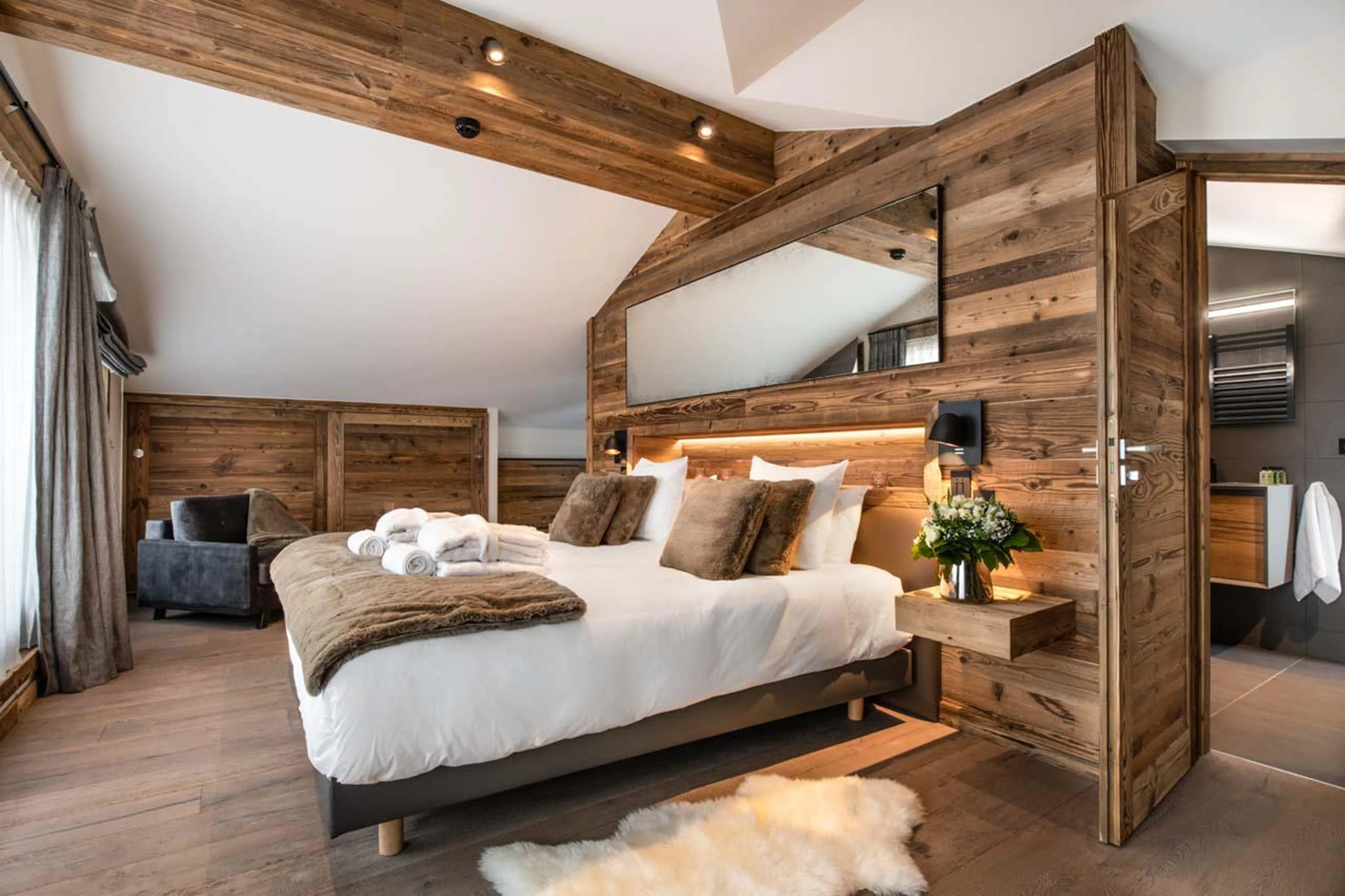 Double bedroom with plentiful storage space at Apartment Kinabalu in Courchevel 1650