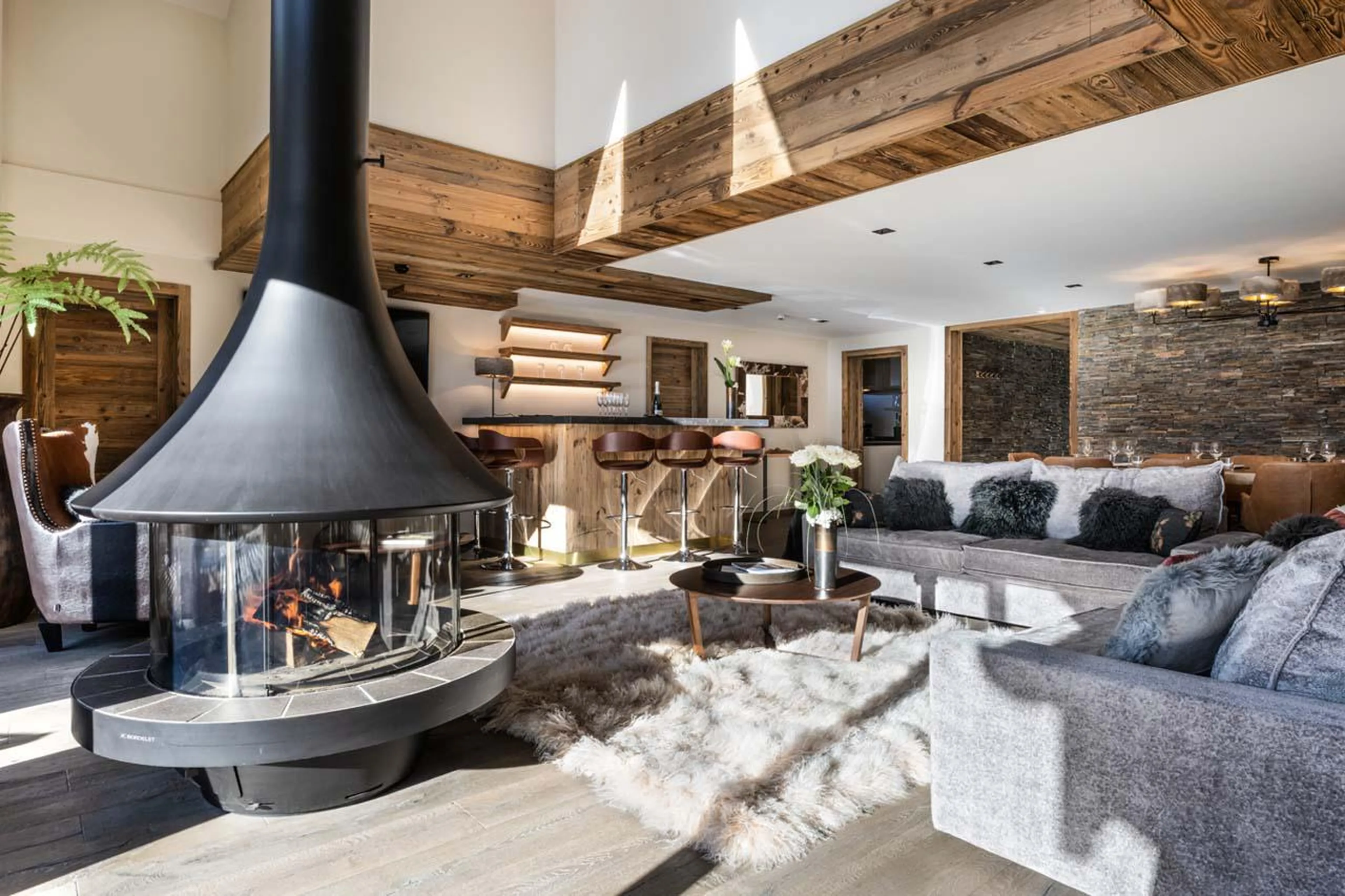 Bright open-plan living area with plentiful natural light at Apartment Kinabalu in Courchevel 1650