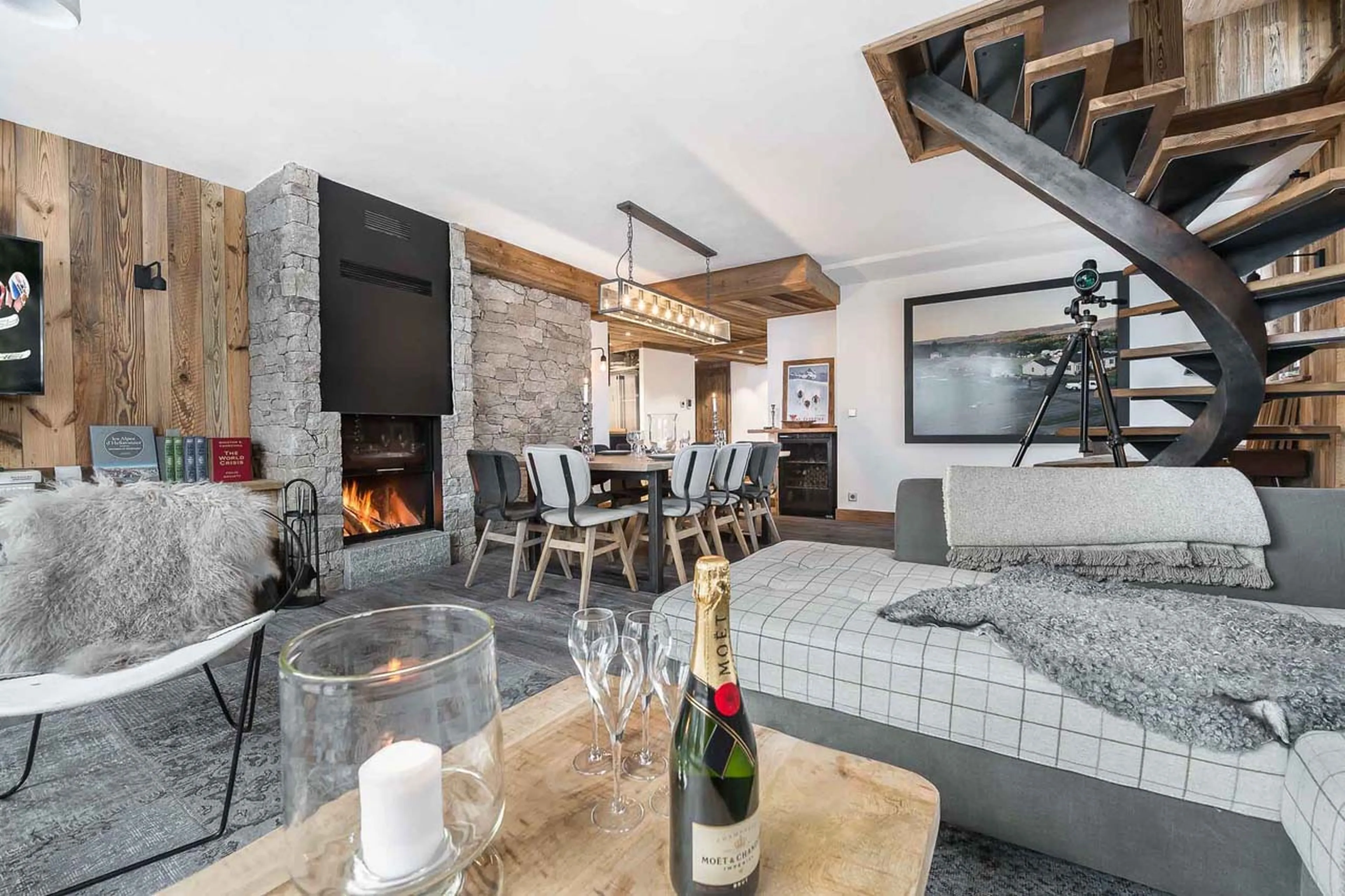 Open plan living and dining area at Apartment la Canadienne 8 in Val d'Isere