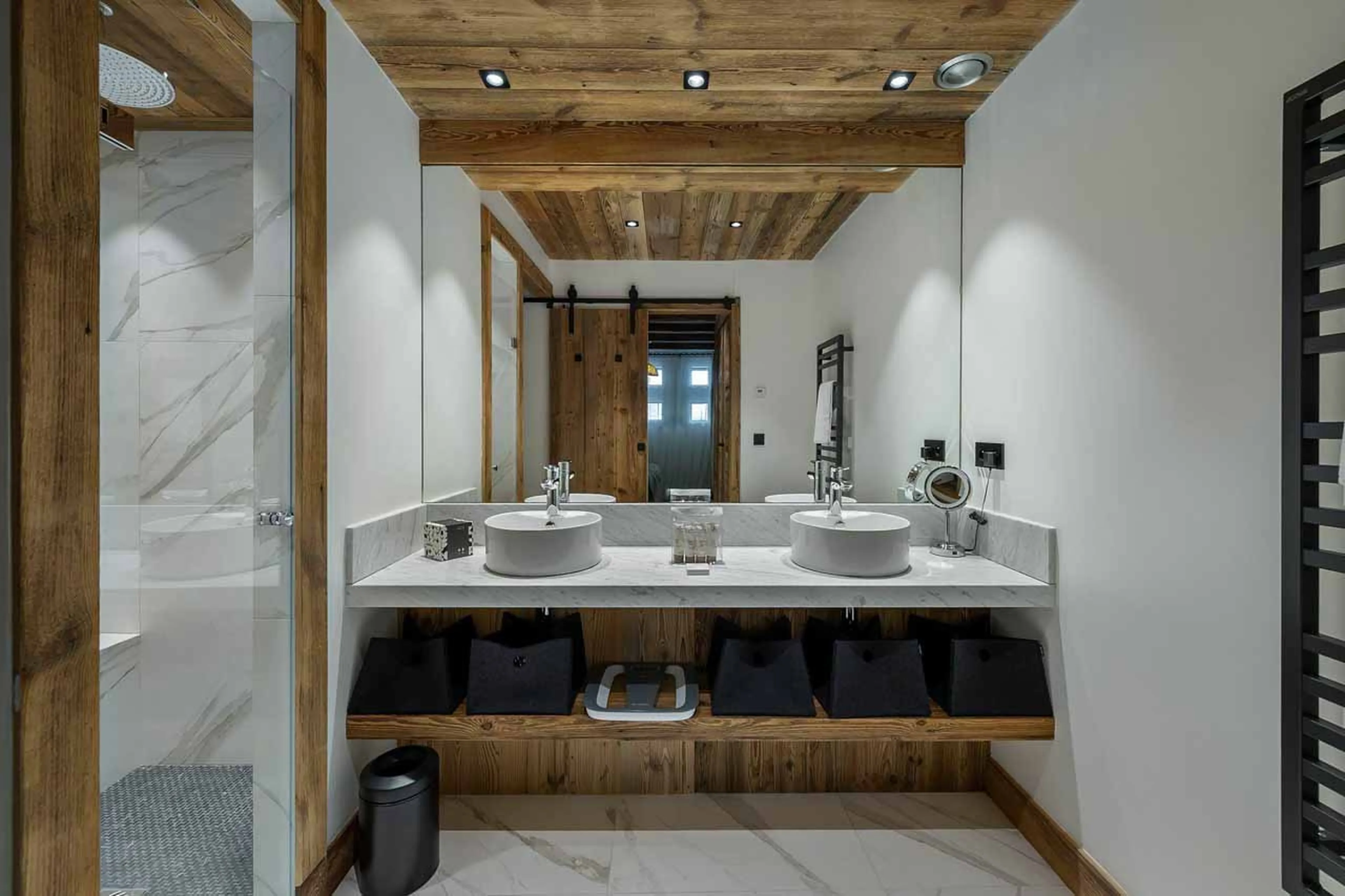 Bedroom 1 en-suite at Apartment La Face 1 in Val d'Isere