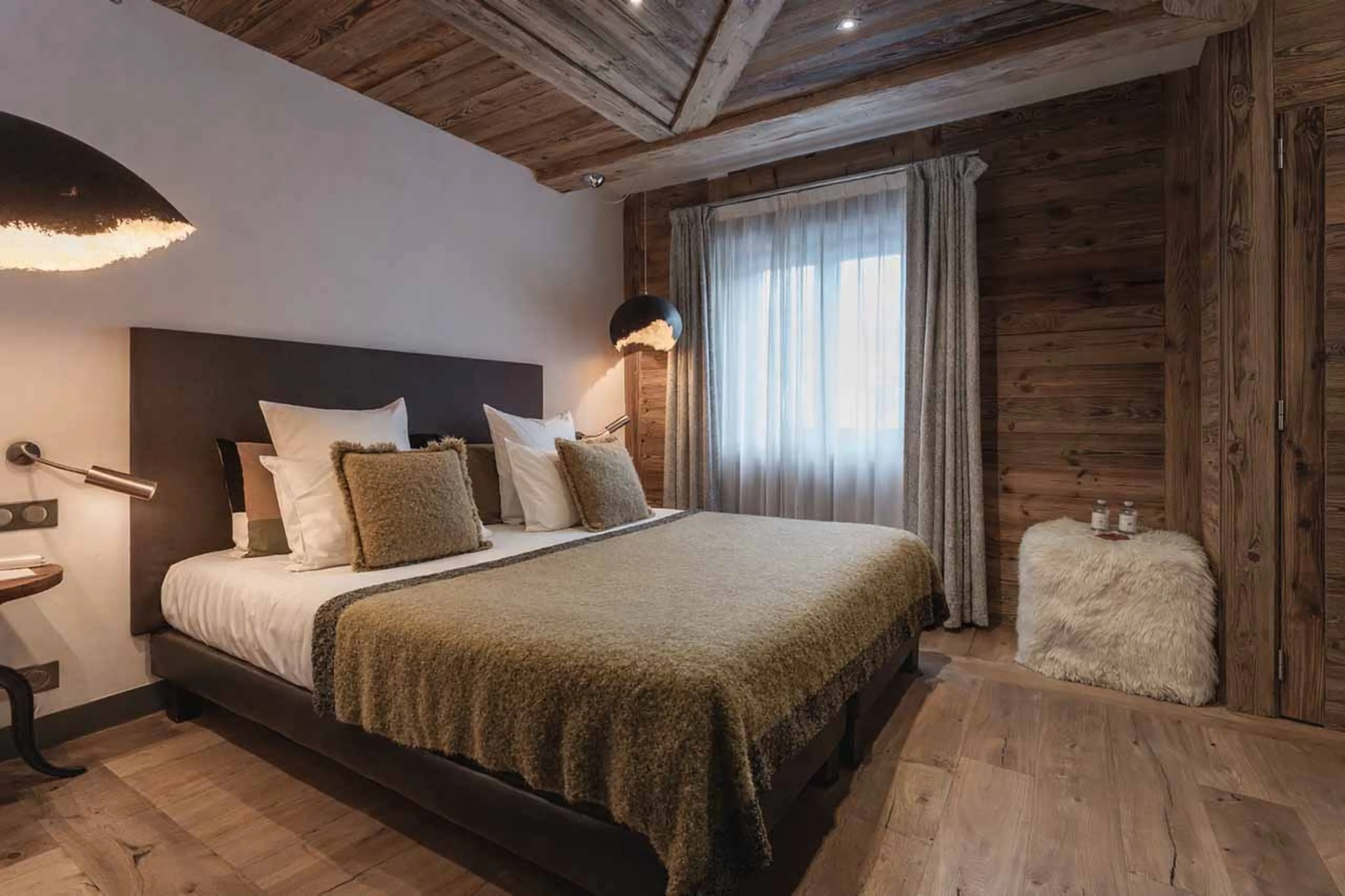 Double bedroom with en-suite shower room in Le Penthouse Savoie, Val d'Isere