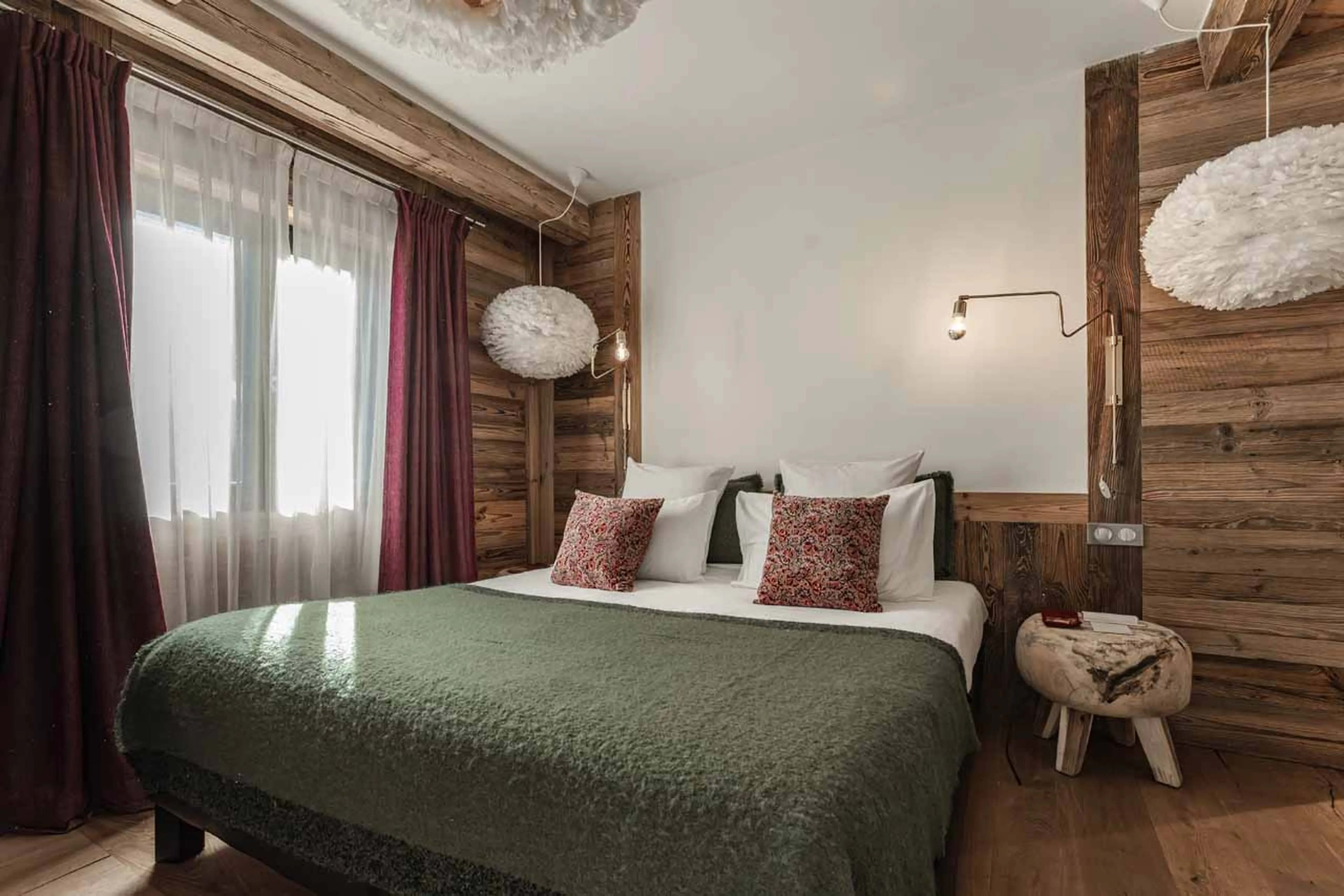 Double bedroom with en-suite shower room in Le Penthouse Savoie, Val d'Isere