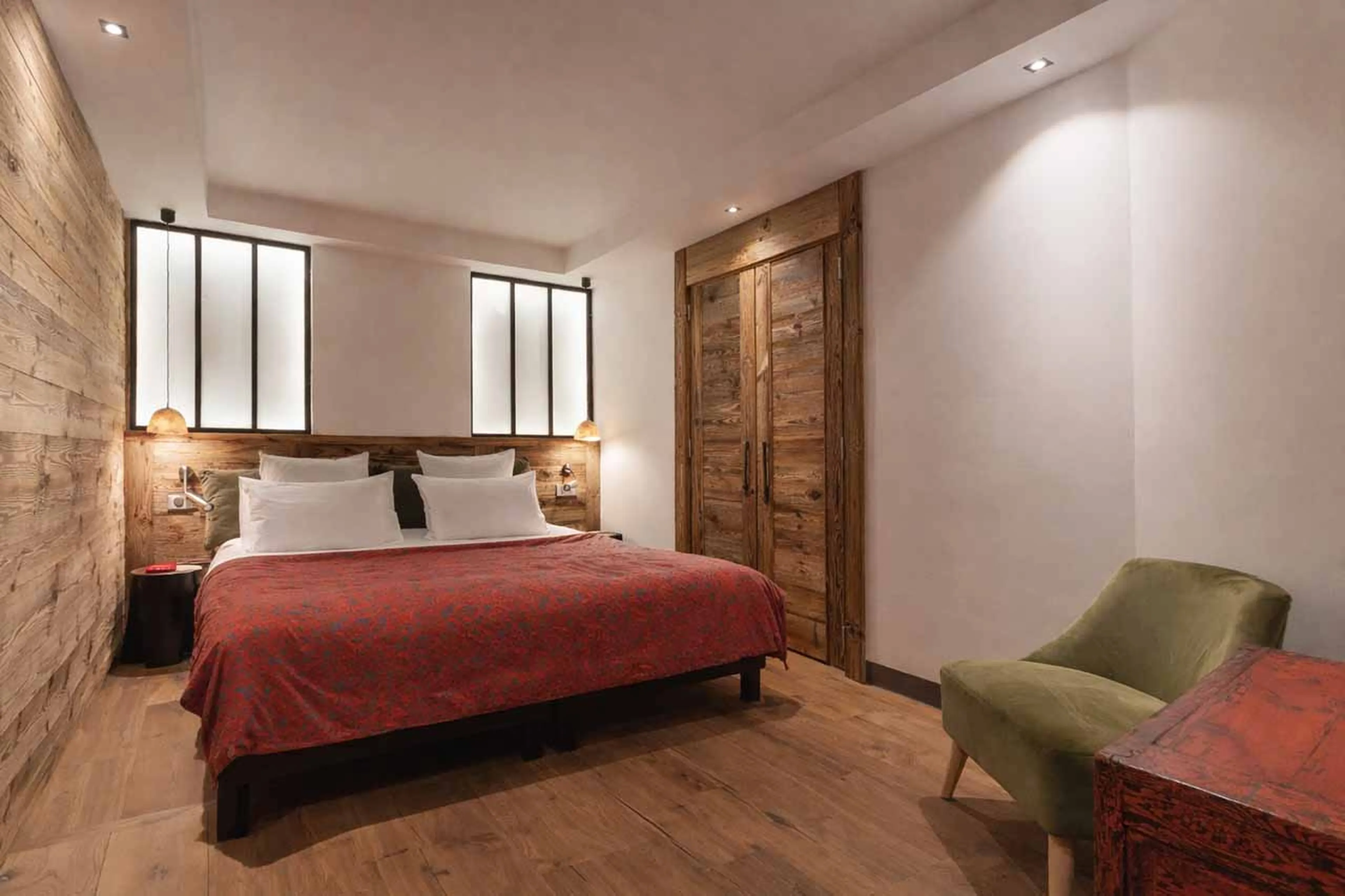 Double/twin bedroom with en-suite shower room in Le Penthouse Savoie, Val d'Isere